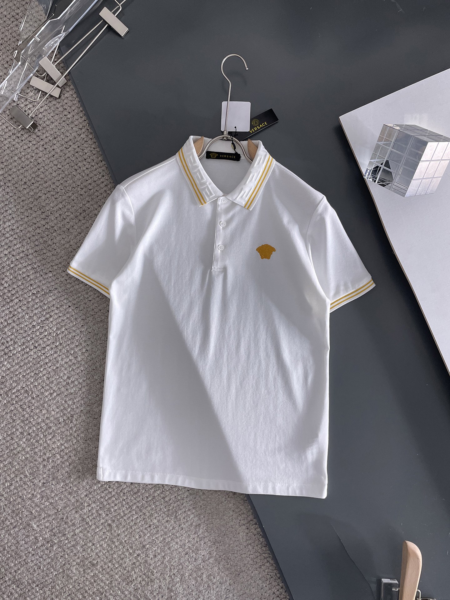 NO:132533,Versace ss summer new letter logo men's lapel Polo shirt!  Classic business men's style, high-end men's style at the ceiling level of business men's style!  Simple, fashionable and elegant, single-wearing inner wear is decent, quality control/detail control takes away, low-key, luxurious and connotative!  Customer-supplied fixed mesh flooring cotton cloth is carefully made, the surface of the fabric is evenly arranged and neatly arranged, with excellent breathability and heat dissipation and sweat resistance, and the comfort level of the upper body is completely better than that of ordinary single-sided sweat cloth tissue!  The classic brand LOGO logo on the chest is created with top-level craftsmanship. The LOGO has three-dimensional, clear and full texture, and is an extraordinary product in the classic field whether it is inner wear or single wear!  The exquisite cutting process, the processing of every detail is very standard and delicate, and it is comparable to that of ordinary LOW products on the market. Men must enter the basic versatile Polo shirts!  Multi-color Size M-3xl, versace,alexander wang19860909范思哲 ss夏季新款字母logo男士翻领Polo衫！经典商务男款,高端男装的天花板级别的商务男款！简约时尚大气不失优雅,单穿内搭体面过人,品质控/细节控的闭眼带走,低调又奢华有内涵！ 客供定织网眼珠地棉布精心制成,面料表面排列均匀整齐的网眼纹理,透气性和散热排汗性极佳,上身舒适程度完全优于普通单面汗布组织！胸前经典的品牌LOGO标识,采用顶级工艺打造,LOGO立体清晰饱满,质感非凡的特质,无论是内搭还是单穿都是一款经典领域的产品！精妙绝伦的裁剪工艺,每一个细节处理的非常标准细腻,非市面一般LOW货可以媲美的,男士必入基础百搭款Polo衫推荐！ 颜色多颜色 尺码M-3xl,,versace,alexander wang,Men's clothing