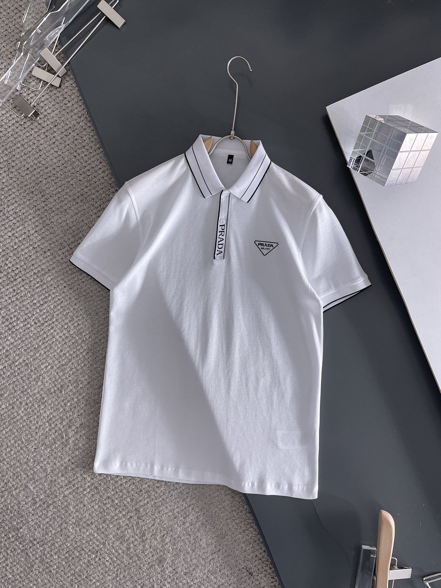 NO:132536,Prada ss summer new letter logo men's lapel Polo shirt!  Classic business men's style, high-end men's style at the ceiling level of business men's style!  Simple, fashionable and elegant, single-wearing inner wear is decent, quality control/detail control takes away, low-key, luxurious and connotative!  Customer-supplied fixed mesh flooring cotton cloth is carefully made, the surface of the fabric is evenly arranged and neatly arranged, with excellent breathability and heat dissipation and sweat resistance, and the comfort level of the upper body is completely better than that of ordinary single-sided sweat cloth tissue!  The classic brand LOGO logo on the chest is created with top-level craftsmanship. The LOGO has three-dimensional, clear and full texture, and is an extraordinary product in the classic field whether it is inner wear or single wear!  The exquisite cutting process, the processing of every detail is very standard and delicate, and it is comparable to that of ordinary LOW products on the market. Men must enter the basic versatile Polo shirts!  Multi-color Size M-3xl, Prada, alexander wang19860909普拉达 ss夏季新款字母logo男士翻领Polo衫！经典商务男款,高端男装的天花板级别的商务男款！简约时尚大气不失优雅,单穿内搭体面过人,品质控/细节控的闭眼带走,低调又奢华有内涵！ 客供定织网眼珠地棉布精心制成,面料表面排列均匀整齐的网眼纹理,透气性和散热排汗性极佳,上身舒适程度完全优于普通单面汗布组织！胸前经典的品牌LOGO标识,采用顶级工艺打造,LOGO立体清晰饱满,质感非凡的特质,无论是内搭还是单穿都是一款经典领域的产品！精妙绝伦的裁剪工艺,每一个细节处理的非常标准细腻,非市面一般LOW货可以媲美的,男士必入基础百搭款Polo衫推荐！ 颜色多颜色 尺码M-3xl,,prada,alexander wang,Men's clothing
