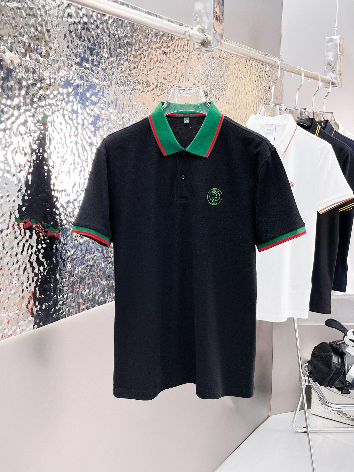 NO:139093,Guqi 2025ss summer new letter logo men's lapel Polo shirt!  Classic business men's style, high-end men's style at the ceiling level of business men's style!  Simple, fashionable and elegant, single-wearing inner wear is decent, quality control/detail control takes away, low-key, luxurious and connotative!  Customer-supplied fixed mesh flooring cotton cloth is carefully made, the surface of the fabric is evenly arranged and neatly arranged, with excellent breathability and heat dissipation and sweat resistance, and the comfort level of the upper body is completely better than that of ordinary single-sided sweat cloth tissue!  The classic brand LOGO logo on the chest is created with top-level craftsmanship. The LOGO has three-dimensional, clear and full texture, and is an extraordinary product in the classic field whether it is inner wear or single wear!  The exquisite cutting process, the processing of every detail is very standard and delicate, and it is comparable to that of ordinary LOW products on the market. Men must enter the basic versatile Polo shirts!  Multi-color Size M-3xl, alexander wang19860909古奇 2025ss夏季新款字母logo男士翻领Polo衫！经典商务男款,高端男装的天花板级别的商务男款！简约时尚大气不失优雅,单穿内搭体面过人,品质控/细节控的闭眼带走,低调又奢华有内涵！ 客供定织网眼珠地棉布精心制成,面料表面排列均匀整齐的网眼纹理,透气性和散热排汗性极佳,上身舒适程度完全优于普通单面汗布组织！胸前经典的品牌LOGO标识,采用顶级工艺打造,LOGO立体清晰饱满,质感非凡的特质,无论是内搭还是单穿都是一款经典领域的产品！精妙绝伦的裁剪工艺,每一个细节处理的非常标准细腻,非市面一般LOW货可以媲美的,男士必入基础百搭款Polo衫推荐！ 颜色多颜色 尺码M-3xl,,alexander wang,Men's clothing