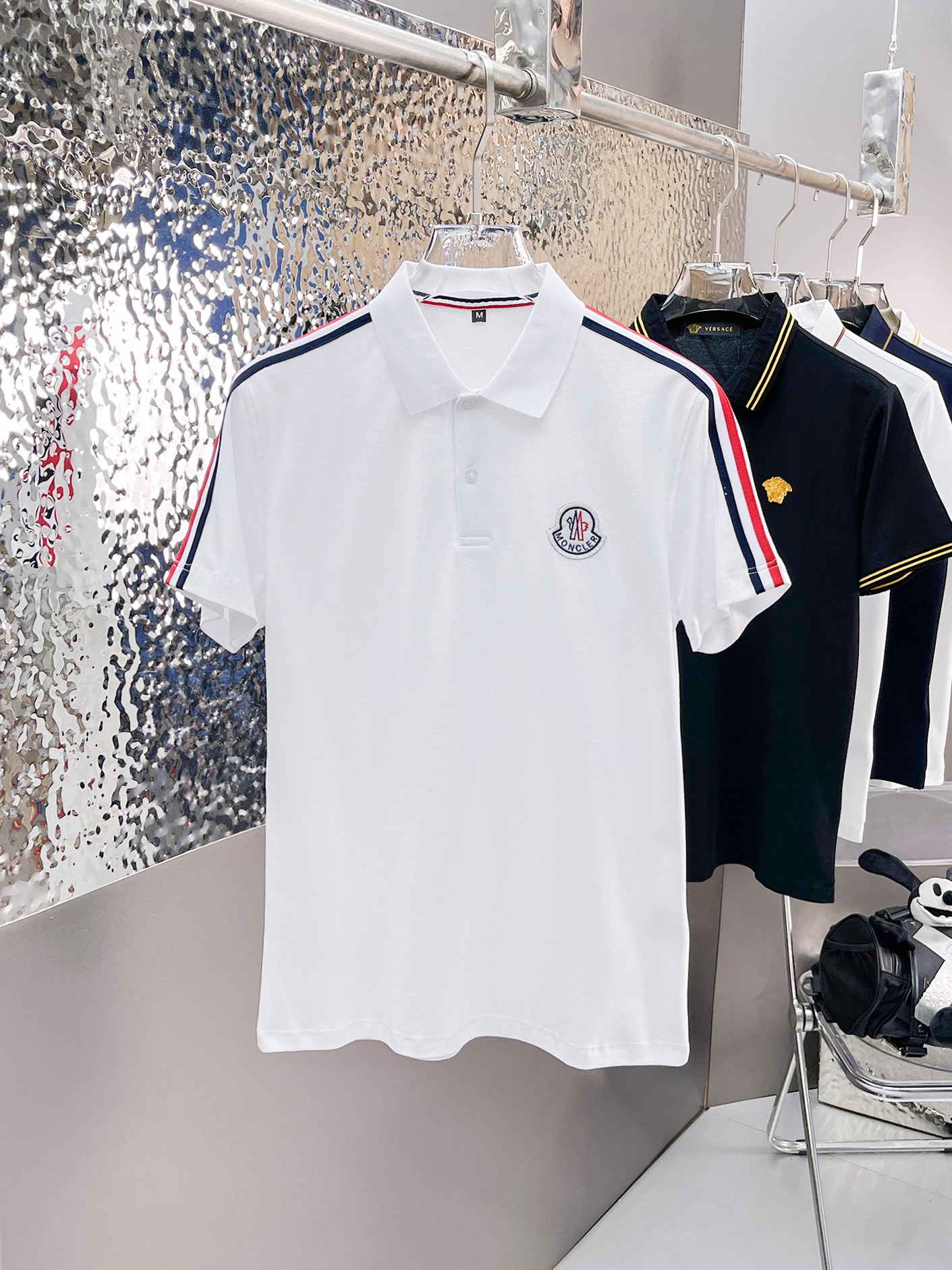 NO:139096,The 2025ss summer new letter logo men's lapel Polo shirt!  Classic business men's style, high-end men's style at the ceiling level of business men's style!  Simple, fashionable and elegant, single-wearing inner wear is decent, quality control/detail control takes away, low-key, luxurious and connotative!  Customer-supplied fixed mesh flooring cotton cloth is carefully made, the surface of the fabric is evenly arranged and neatly arranged, with excellent breathability and heat dissipation and sweat resistance, and the comfort level of the upper body is completely better than that of ordinary single-sided sweat cloth tissue!  The classic brand LOGO logo on the chest is created with top-level craftsmanship. The LOGO has three-dimensional, clear and full texture, and is an extraordinary product in the classic field whether it is inner wear or single wear!  The exquisite cutting process, the processing of every detail is very standard and delicate, and it is comparable to that of ordinary LOW products on the market. Men must enter the basic versatile Polo shirts!  Multi-color Size M-3xl, Moncler, alexander wang19860909蒙口 2025ss夏季新款字母logo男士翻领Polo衫！经典商务男款,高端男装的天花板级别的商务男款！简约时尚大气不失优雅,单穿内搭体面过人,品质控/细节控的闭眼带走,低调又奢华有内涵！ 客供定织网眼珠地棉布精心制成,面料表面排列均匀整齐的网眼纹理,透气性和散热排汗性极佳,上身舒适程度完全优于普通单面汗布组织！胸前经典的品牌LOGO标识,采用顶级工艺打造,LOGO立体清晰饱满,质感非凡的特质,无论是内搭还是单穿都是一款经典领域的产品！精妙绝伦的裁剪工艺,每一个细节处理的非常标准细腻,非市面一般LOW货可以媲美的,男士必入基础百搭款Polo衫推荐！ 颜色多颜色 尺码M-3xl,,Moncler,alexander wang,Men's clothing