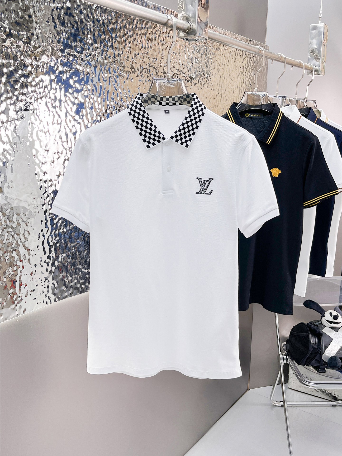 NO:139101,LV 2025ss summer new letter logo men's lapel Polo shirt!  Classic business men's style, high-end men's style at the ceiling level of business men's style!  Simple, fashionable and elegant, single-wearing inner wear is decent, quality control/detail control takes away, low-key, luxurious and connotative!  Customer-supplied fixed mesh flooring cotton cloth is carefully made, the surface of the fabric is evenly arranged and neatly arranged, with excellent breathability and heat dissipation and sweat resistance, and the comfort level of the upper body is completely better than that of ordinary single-sided sweat cloth tissue!  The classic brand LOGO logo on the chest is created with top-level craftsmanship. The LOGO has three-dimensional, clear and full texture, and is an extraordinary product in the classic field whether it is inner wear or single wear!  The exquisite cutting process, the processing of every detail is very standard and delicate, and it is comparable to that of ordinary LOW products on the market. Men must enter the basic versatile Polo shirts!  Multi-color Size M-3xl, louis vuitton,alexander wang19860909LV 2025ss夏季新款字母logo男士翻领Polo衫！经典商务男款,高端男装的天花板级别的商务男款！简约时尚大气不失优雅,单穿内搭体面过人,品质控/细节控的闭眼带走,低调又奢华有内涵！ 客供定织网眼珠地棉布精心制成,面料表面排列均匀整齐的网眼纹理,透气性和散热排汗性极佳,上身舒适程度完全优于普通单面汗布组织！胸前经典的品牌LOGO标识,采用顶级工艺打造,LOGO立体清晰饱满,质感非凡的特质,无论是内搭还是单穿都是一款经典领域的产品！精妙绝伦的裁剪工艺,每一个细节处理的非常标准细腻,非市面一般LOW货可以媲美的,男士必入基础百搭款Polo衫推荐！ 颜色多颜色 尺码M-3xl,,louis vuitton,alexander wang,Men's clothing