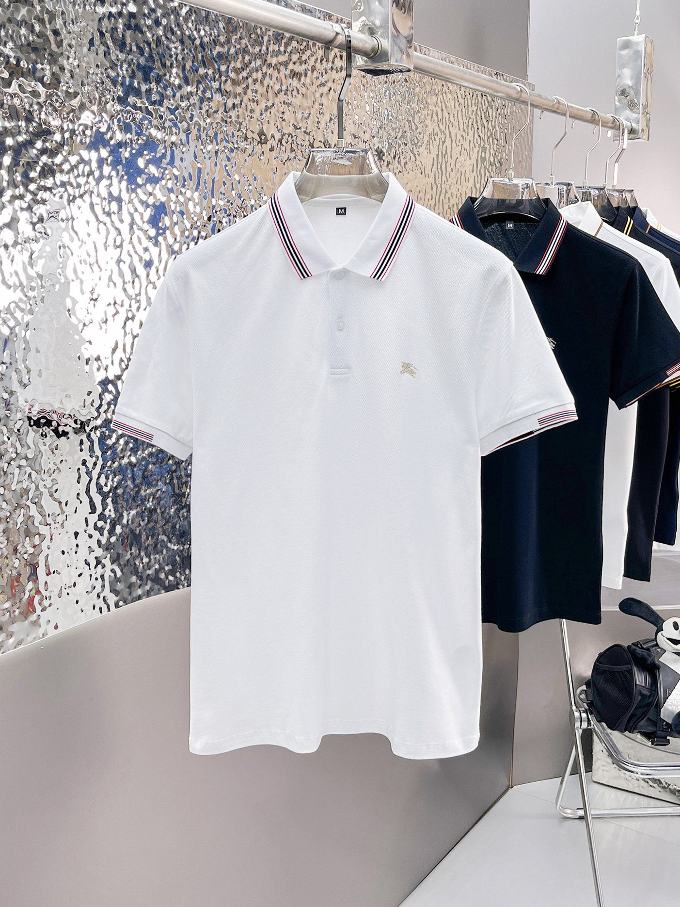 NO:139106,Burberry 2025ss summer new letter logo men's lapel Polo shirt!  Classic business men's style, high-end men's style at the ceiling level of business men's style!  Simple, fashionable and elegant, single-wearing inner wear is decent, quality control/detail control takes away, low-key, luxurious and connotative!  Customer-supplied fixed mesh flooring cotton cloth is carefully made, the surface of the fabric is evenly arranged and neatly arranged, with excellent breathability and heat dissipation and sweat resistance, and the comfort level of the upper body is completely better than that of ordinary single-sided sweat cloth tissue!  The classic brand LOGO logo on the chest is created with top-level craftsmanship. The LOGO has three-dimensional, clear and full texture, and is an extraordinary product in the classic field whether it is inner wear or single wear!  The exquisite cutting process, the processing of every detail is very standard and delicate, and it is comparable to that of ordinary LOW products on the market. Men must enter the basic versatile Polo shirts!  Multi-color Size M-3xl, Burberry, Alexander wang19860909巴宝莉 2025ss夏季新款字母logo男士翻领Polo衫！经典商务男款,高端男装的天花板级别的商务男款！简约时尚大气不失优雅,单穿内搭体面过人,品质控/细节控的闭眼带走,低调又奢华有内涵！ 客供定织网眼珠地棉布精心制成,面料表面排列均匀整齐的网眼纹理,透气性和散热排汗性极佳,上身舒适程度完全优于普通单面汗布组织！胸前经典的品牌LOGO标识,采用顶级工艺打造,LOGO立体清晰饱满,质感非凡的特质,无论是内搭还是单穿都是一款经典领域的产品！精妙绝伦的裁剪工艺,每一个细节处理的非常标准细腻,非市面一般LOW货可以媲美的,男士必入基础百搭款Polo衫推荐！ 颜色多颜色 尺码M-3xl,,burberry,alexander wang,Men's clothing