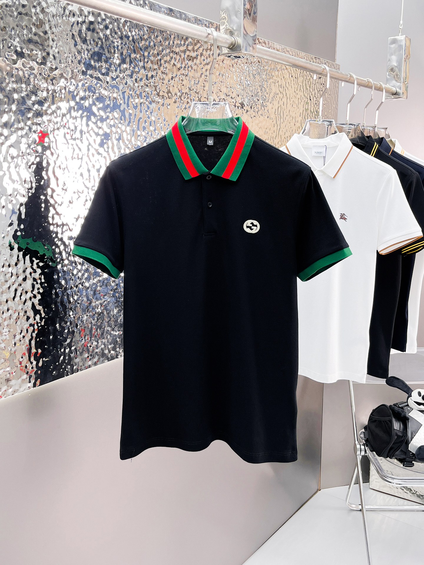 NO:139111,Guqi 2025ss summer new letter logo men's lapel Polo shirt!  Classic business men's style, high-end men's style at the ceiling level of business men's style!  Simple, fashionable and elegant, single-wearing inner wear is decent, quality control/detail control takes away, low-key, luxurious and connotative!  Customer-supplied fixed mesh flooring cotton cloth is carefully made, the surface of the fabric is evenly arranged and neatly arranged, with excellent breathability and heat dissipation and sweat resistance, and the comfort level of the upper body is completely better than that of ordinary single-sided sweat cloth tissue!  The classic brand LOGO logo on the chest is created with top-level craftsmanship. The LOGO has three-dimensional, clear and full texture, and is an extraordinary product in the classic field whether it is inner wear or single wear!  The exquisite cutting process, the processing of every detail is very standard and delicate, and it is comparable to that of ordinary LOW products on the market. Men must enter the basic versatile Polo shirts!  Multi-color Size M-3xl, alexander wang19860909古奇 2025ss夏季新款字母logo男士翻领Polo衫！经典商务男款,高端男装的天花板级别的商务男款！简约时尚大气不失优雅,单穿内搭体面过人,品质控/细节控的闭眼带走,低调又奢华有内涵！ 客供定织网眼珠地棉布精心制成,面料表面排列均匀整齐的网眼纹理,透气性和散热排汗性极佳,上身舒适程度完全优于普通单面汗布组织！胸前经典的品牌LOGO标识,采用顶级工艺打造,LOGO立体清晰饱满,质感非凡的特质,无论是内搭还是单穿都是一款经典领域的产品！精妙绝伦的裁剪工艺,每一个细节处理的非常标准细腻,非市面一般LOW货可以媲美的,男士必入基础百搭款Polo衫推荐！ 颜色多颜色 尺码M-3xl,,alexander wang,Men's clothing
