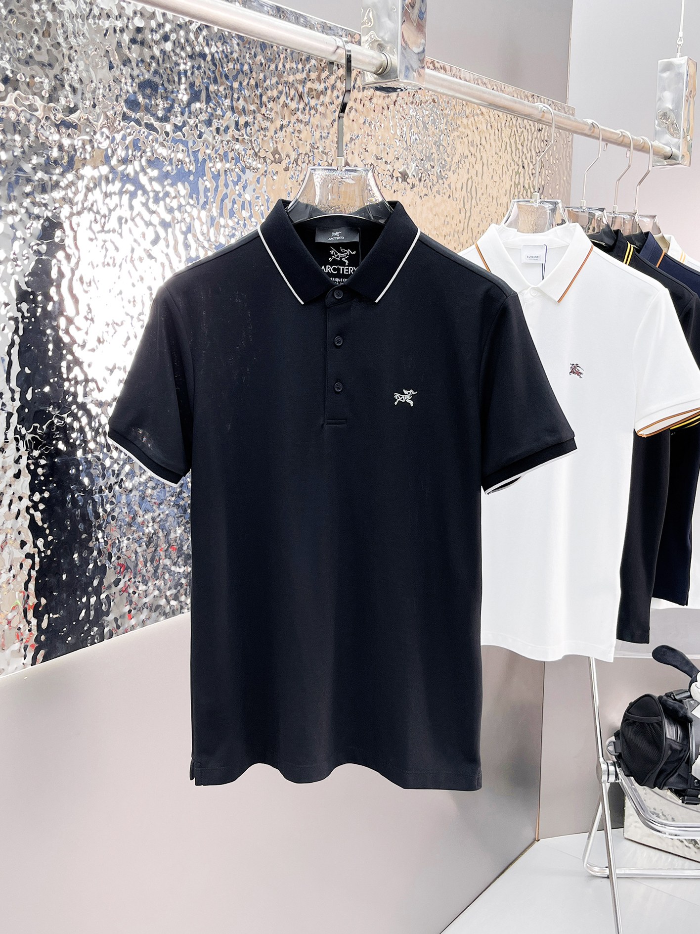 NO:139116,Archaeoptera Bird 2025ss summer new letter logo men's lapel Polo shirt!  Classic business men's style, high-end men's style at the ceiling level of business men's style!  Simple, fashionable and elegant, single-wearing inner wear is decent, quality control/detail control takes away, low-key, luxurious and connotative!  Customer-supplied fixed mesh flooring cotton cloth is carefully made, the surface of the fabric is evenly arranged and neatly arranged, with excellent breathability and heat dissipation and sweat resistance, and the comfort level of the upper body is completely better than that of ordinary single-sided sweat cloth tissue!  The classic brand LOGO logo on the chest is created with top-level craftsmanship. The LOGO has three-dimensional, clear and full texture, and is an extraordinary product in the classic field whether it is inner wear or single wear!  The exquisite cutting process, the processing of every detail is very standard and delicate, and it is comparable to that of ordinary LOW products on the market. Men must enter the basic versatile Polo shirts!  Multi-color Size M-3xl,arc'teryx,alexander wang19860909始祖鸟 2025ss夏季新款字母logo男士翻领Polo衫！经典商务男款,高端男装的天花板级别的商务男款！简约时尚大气不失优雅,单穿内搭体面过人,品质控/细节控的闭眼带走,低调又奢华有内涵！ 客供定织网眼珠地棉布精心制成,面料表面排列均匀整齐的网眼纹理,透气性和散热排汗性极佳,上身舒适程度完全优于普通单面汗布组织！胸前经典的品牌LOGO标识,采用顶级工艺打造,LOGO立体清晰饱满,质感非凡的特质,无论是内搭还是单穿都是一款经典领域的产品！精妙绝伦的裁剪工艺,每一个细节处理的非常标准细腻,非市面一般LOW货可以媲美的,男士必入基础百搭款Polo衫推荐！ 颜色多颜色 尺码M-3xl,arc'teryx,alexander wang,Men's clothing