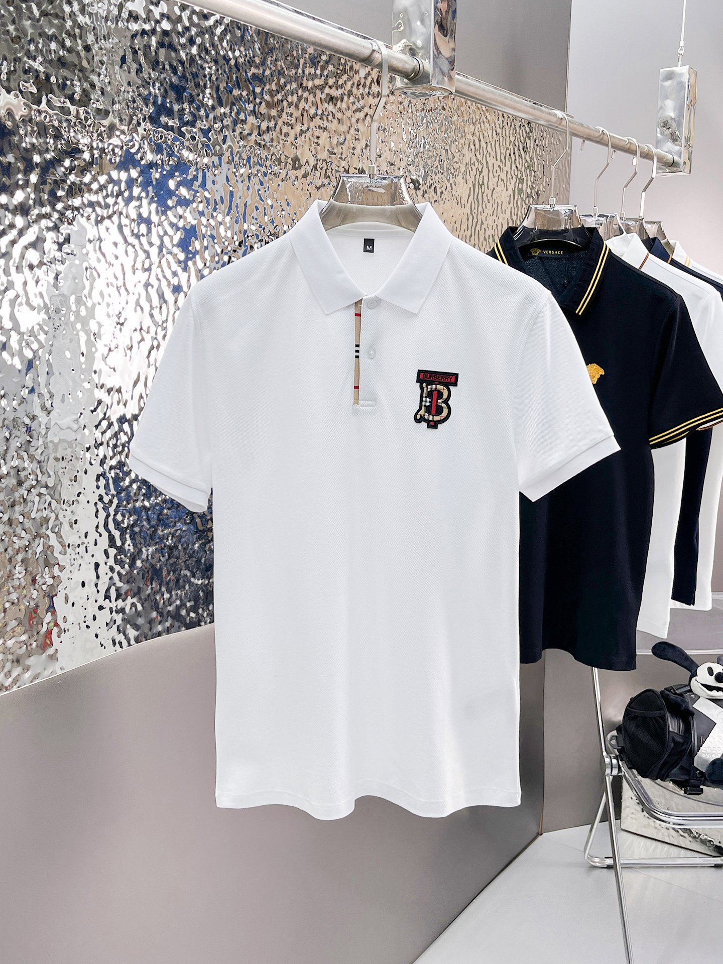 NO:139075,Burberry 2025ss summer new letter logo men's lapel Polo shirt!  Classic business men's style, high-end men's style at the ceiling level of business men's style!  Simple, fashionable and elegant, single-wearing inner wear is decent, quality control/detail control takes away, low-key, luxurious and connotative!  Customer-supplied fixed mesh flooring cotton cloth is carefully made, the surface of the fabric is evenly arranged and neatly arranged, with excellent breathability and heat dissipation and sweat resistance, and the comfort level of the upper body is completely better than that of ordinary single-sided sweat cloth tissue!  The classic brand LOGO logo on the chest is created with top-level craftsmanship. The LOGO has three-dimensional, clear and full texture, and is an extraordinary product in the classic field whether it is inner wear or single wear!  The exquisite cutting process, the processing of every detail is very standard and delicate, and it is comparable to that of ordinary LOW products on the market. Men must enter the basic versatile Polo shirts!  Multi-color Size M-3xl, Burberry, Alexander wang19860909巴宝莉 2025ss夏季新款字母logo男士翻领Polo衫！经典商务男款,高端男装的天花板级别的商务男款！简约时尚大气不失优雅,单穿内搭体面过人,品质控/细节控的闭眼带走,低调又奢华有内涵！ 客供定织网眼珠地棉布精心制成,面料表面排列均匀整齐的网眼纹理,透气性和散热排汗性极佳,上身舒适程度完全优于普通单面汗布组织！胸前经典的品牌LOGO标识,采用顶级工艺打造,LOGO立体清晰饱满,质感非凡的特质,无论是内搭还是单穿都是一款经典领域的产品！精妙绝伦的裁剪工艺,每一个细节处理的非常标准细腻,非市面一般LOW货可以媲美的,男士必入基础百搭款Polo衫推荐！ 颜色多颜色 尺码M-3xl,,burberry,alexander wang,Men's clothing