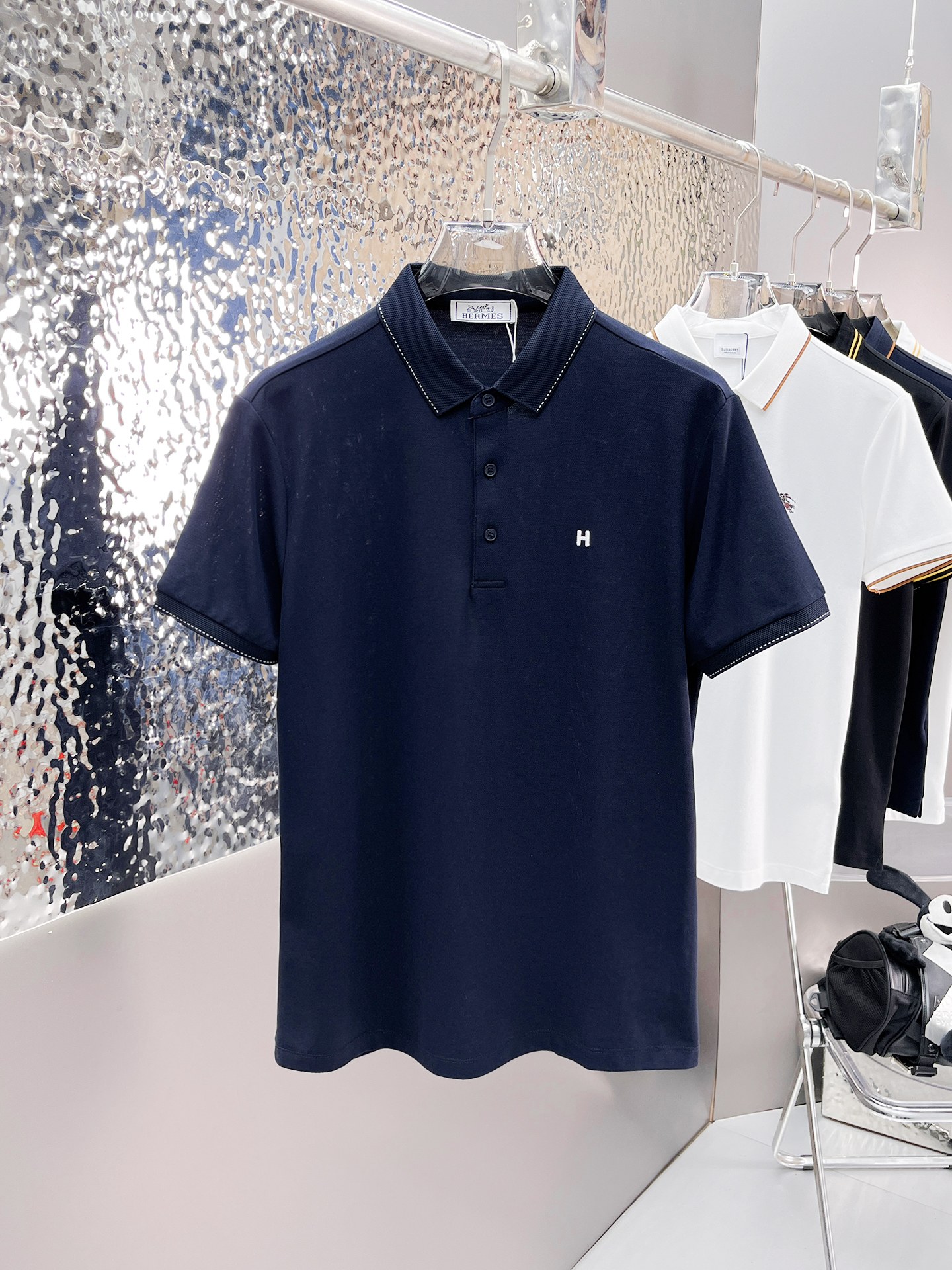 NO:139080,Hermes 2025ss summer new letter logo men's lapel Polo shirt!  Classic business men's style, high-end men's style at the ceiling level of business men's style!  Simple, fashionable and elegant, single-wearing inner wear is decent, quality control/detail control takes away, low-key, luxurious and connotative!  Customer-supplied fixed mesh flooring cotton cloth is carefully made, the surface of the fabric is evenly arranged and neatly arranged, with excellent breathability and heat dissipation and sweat resistance, and the comfort level of the upper body is completely better than that of ordinary single-sided sweat cloth tissue!  The classic brand LOGO logo on the chest is created with top-level craftsmanship. The LOGO has three-dimensional, clear and full texture, and is an extraordinary product in the classic field whether it is inner wear or single wear!  The exquisite cutting process, the processing of every detail is very standard and delicate, and it is comparable to that of ordinary LOW products on the market. Men must enter the basic versatile Polo shirts!  Multi-color Size M-3xl, hermes,alexander wang19860909爱马仕 2025ss夏季新款字母logo男士翻领Polo衫！经典商务男款,高端男装的天花板级别的商务男款！简约时尚大气不失优雅,单穿内搭体面过人,品质控/细节控的闭眼带走,低调又奢华有内涵！ 客供定织网眼珠地棉布精心制成,面料表面排列均匀整齐的网眼纹理,透气性和散热排汗性极佳,上身舒适程度完全优于普通单面汗布组织！胸前经典的品牌LOGO标识,采用顶级工艺打造,LOGO立体清晰饱满,质感非凡的特质,无论是内搭还是单穿都是一款经典领域的产品！精妙绝伦的裁剪工艺,每一个细节处理的非常标准细腻,非市面一般LOW货可以媲美的,男士必入基础百搭款Polo衫推荐！ 颜色多颜色 尺码M-3xl,,hermes,alexander wang,Men's clothing