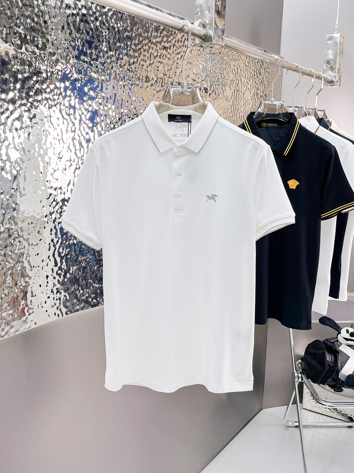 NO:139085,Archaeoptera Bird 2025ss summer new letter logo men's lapel Polo shirt!  Classic business men's style, high-end men's style at the ceiling level of business men's style!  Simple, fashionable and elegant, single-wearing inner wear is decent, quality control/detail control takes away, low-key, luxurious and connotative!  Customer-supplied fixed mesh flooring cotton cloth is carefully made, the surface of the fabric is evenly arranged and neatly arranged, with excellent breathability and heat dissipation and sweat resistance, and the comfort level of the upper body is completely better than that of ordinary single-sided sweat cloth tissue!  The classic brand LOGO logo on the chest is created with top-level craftsmanship. The LOGO has three-dimensional, clear and full texture, and is an extraordinary product in the classic field whether it is inner wear or single wear!  The exquisite cutting process, the processing of every detail is very standard and delicate, and it is comparable to that of ordinary LOW products on the market. Men must enter the basic versatile Polo shirts!  Multi-color Size M-3xl,arc'teryx,alexander wang19860909始祖鸟 2025ss夏季新款字母logo男士翻领Polo衫！经典商务男款,高端男装的天花板级别的商务男款！简约时尚大气不失优雅,单穿内搭体面过人,品质控/细节控的闭眼带走,低调又奢华有内涵！ 客供定织网眼珠地棉布精心制成,面料表面排列均匀整齐的网眼纹理,透气性和散热排汗性极佳,上身舒适程度完全优于普通单面汗布组织！胸前经典的品牌LOGO标识,采用顶级工艺打造,LOGO立体清晰饱满,质感非凡的特质,无论是内搭还是单穿都是一款经典领域的产品！精妙绝伦的裁剪工艺,每一个细节处理的非常标准细腻,非市面一般LOW货可以媲美的,男士必入基础百搭款Polo衫推荐！ 颜色多颜色 尺码M-3xl,arc'teryx,alexander wang,Men's clothing