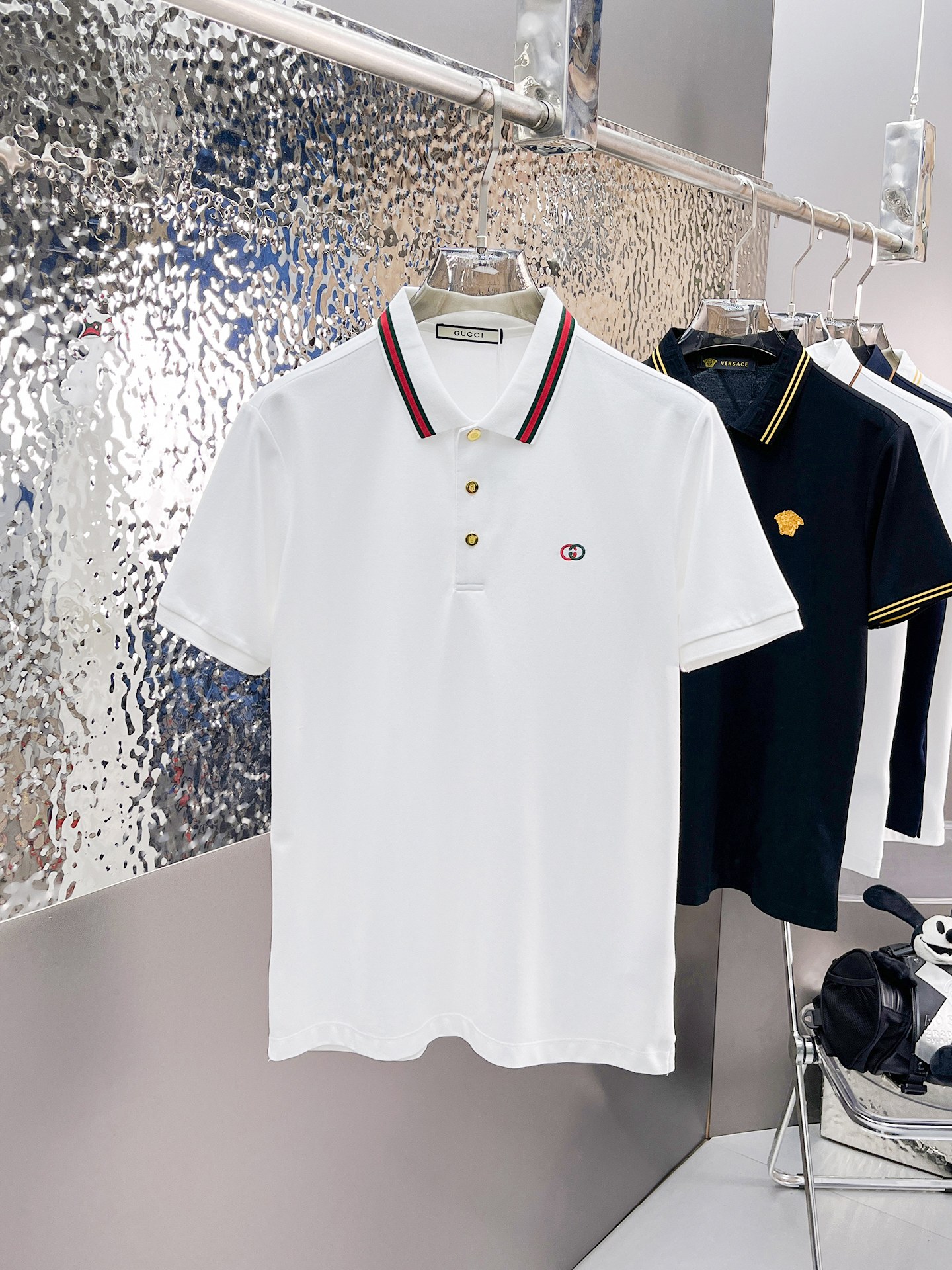 NO:139090,Guqi 2025ss summer new letter logo men's lapel Polo shirt!  Classic business men's style, high-end men's style at the ceiling level of business men's style!  Simple, fashionable and elegant, single-wearing inner wear is decent, quality control/detail control takes away, low-key, luxurious and connotative!  Customer-supplied fixed mesh flooring cotton cloth is carefully made, the surface of the fabric is evenly arranged and neatly arranged, with excellent breathability and heat dissipation and sweat resistance, and the comfort level of the upper body is completely better than that of ordinary single-sided sweat cloth tissue!  The classic brand LOGO logo on the chest is created with top-level craftsmanship. The LOGO has three-dimensional, clear and full texture, and is an extraordinary product in the classic field whether it is inner wear or single wear!  The exquisite cutting process, the processing of every detail is very standard and delicate, and it is comparable to that of ordinary LOW products on the market. Men must enter the basic versatile Polo shirts!  Multi-color Size M-4xl, alexander wang19860909古奇 2025ss夏季新款字母logo男士翻领Polo衫！经典商务男款,高端男装的天花板级别的商务男款！简约时尚大气不失优雅,单穿内搭体面过人,品质控/细节控的闭眼带走,低调又奢华有内涵！ 客供定织网眼珠地棉布精心制成,面料表面排列均匀整齐的网眼纹理,透气性和散热排汗性极佳,上身舒适程度完全优于普通单面汗布组织！胸前经典的品牌LOGO标识,采用顶级工艺打造,LOGO立体清晰饱满,质感非凡的特质,无论是内搭还是单穿都是一款经典领域的产品！精妙绝伦的裁剪工艺,每一个细节处理的非常标准细腻,非市面一般LOW货可以媲美的,男士必入基础百搭款Polo衫推荐！ 颜色多颜色 尺码M-4xl,,alexander wang,Men's clothing