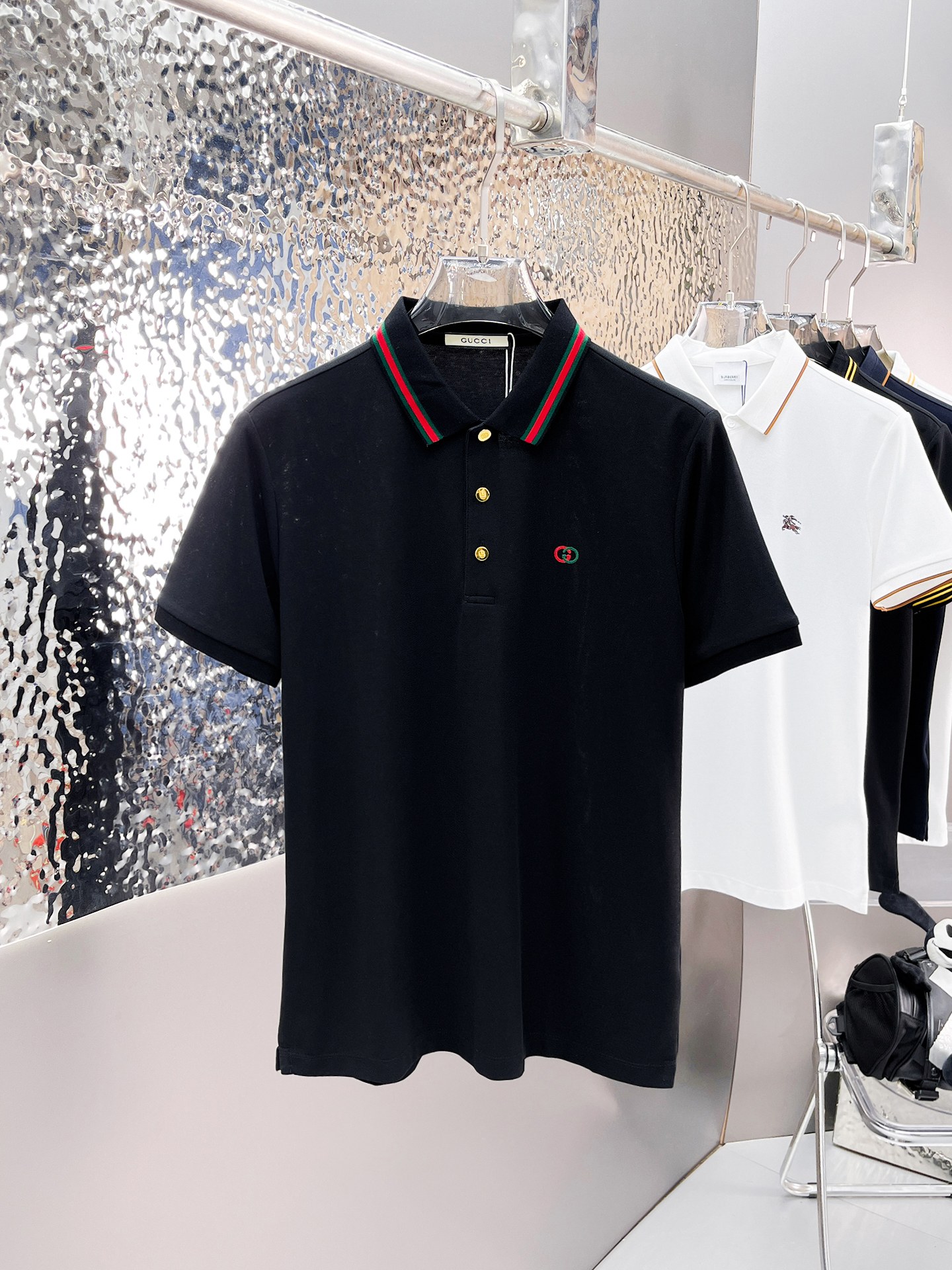 NO:139095,Guqi 2025ss summer new letter logo men's lapel Polo shirt!  Classic business men's style, high-end men's style at the ceiling level of business men's style!  Simple, fashionable and elegant, single-wearing inner wear is decent, quality control/detail control takes away, low-key, luxurious and connotative!  Customer-supplied fixed mesh flooring cotton cloth is carefully made, the surface of the fabric is evenly arranged and neatly arranged, with excellent breathability and heat dissipation and sweat resistance, and the comfort level of the upper body is completely better than that of ordinary single-sided sweat cloth tissue!  The classic brand LOGO logo on the chest is created with top-level craftsmanship. The LOGO has three-dimensional, clear and full texture, and is an extraordinary product in the classic field whether it is inner wear or single wear!  The exquisite cutting process, the processing of every detail is very standard and delicate, and it is comparable to that of ordinary LOW products on the market. Men must enter the basic versatile Polo shirts!  Multi-color Size M-3xl, alexander wang19860909古奇 2025ss夏季新款字母logo男士翻领Polo衫！经典商务男款,高端男装的天花板级别的商务男款！简约时尚大气不失优雅,单穿内搭体面过人,品质控/细节控的闭眼带走,低调又奢华有内涵！ 客供定织网眼珠地棉布精心制成,面料表面排列均匀整齐的网眼纹理,透气性和散热排汗性极佳,上身舒适程度完全优于普通单面汗布组织！胸前经典的品牌LOGO标识,采用顶级工艺打造,LOGO立体清晰饱满,质感非凡的特质,无论是内搭还是单穿都是一款经典领域的产品！精妙绝伦的裁剪工艺,每一个细节处理的非常标准细腻,非市面一般LOW货可以媲美的,男士必入基础百搭款Polo衫推荐！ 颜色多颜色 尺码M-3xl,,alexander wang,Men's clothing