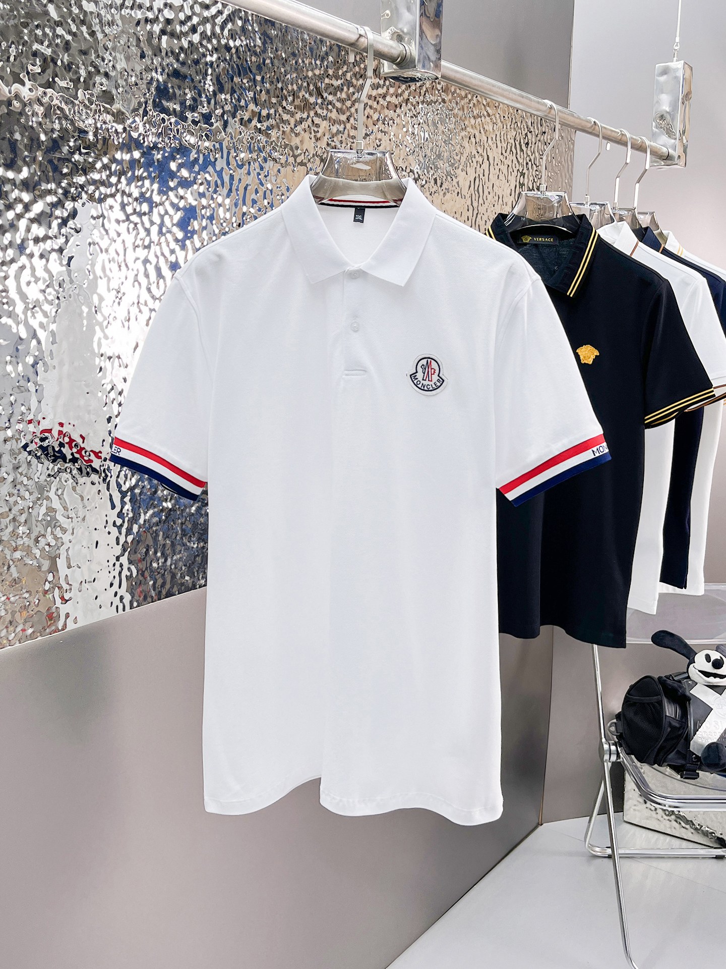 NO:139104,The 2025ss summer new letter logo men's lapel Polo shirt!  Classic business men's style, high-end men's style at the ceiling level of business men's style!  Simple, fashionable and elegant, single-wearing inner wear is decent, quality control/detail control takes away, low-key, luxurious and connotative!  Customer-supplied fixed mesh flooring cotton cloth is carefully made, the surface of the fabric is evenly arranged and neatly arranged, with excellent breathability and heat dissipation and sweat resistance, and the comfort level of the upper body is completely better than that of ordinary single-sided sweat cloth tissue!  The classic brand LOGO logo on the chest is created with top-level craftsmanship. The LOGO has three-dimensional, clear and full texture, and is an extraordinary product in the classic field whether it is inner wear or single wear!  The exquisite cutting process, the processing of every detail is very standard and delicate, and it is comparable to that of ordinary LOW products on the market. Men must enter the basic versatile Polo shirts!  Multi-color Size M-3xl, Moncler, alexander wang19860909蒙口 2025ss夏季新款字母logo男士翻领Polo衫！经典商务男款,高端男装的天花板级别的商务男款！简约时尚大气不失优雅,单穿内搭体面过人,品质控/细节控的闭眼带走,低调又奢华有内涵！ 客供定织网眼珠地棉布精心制成,面料表面排列均匀整齐的网眼纹理,透气性和散热排汗性极佳,上身舒适程度完全优于普通单面汗布组织！胸前经典的品牌LOGO标识,采用顶级工艺打造,LOGO立体清晰饱满,质感非凡的特质,无论是内搭还是单穿都是一款经典领域的产品！精妙绝伦的裁剪工艺,每一个细节处理的非常标准细腻,非市面一般LOW货可以媲美的,男士必入基础百搭款Polo衫推荐！ 颜色多颜色 尺码M-3xl,,Moncler,alexander wang,Men's clothing