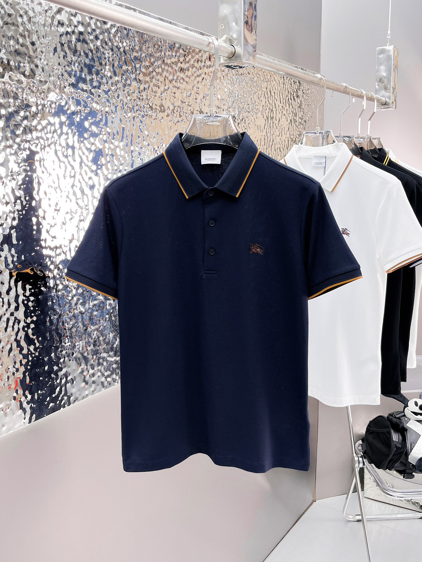 NO:139109,Burberry 2025ss summer new letter logo men's lapel Polo shirt!  Classic business men's style, high-end men's style at the ceiling level of business men's style!  Simple, fashionable and elegant, single-wearing inner wear is decent, quality control/detail control takes away, low-key, luxurious and connotative!  Customer-supplied fixed mesh flooring cotton cloth is carefully made, the surface of the fabric is evenly arranged and neatly arranged, with excellent breathability and heat dissipation and sweat resistance, and the comfort level of the upper body is completely better than that of ordinary single-sided sweat cloth tissue!  The classic brand LOGO logo on the chest is created with top-level craftsmanship. The LOGO has three-dimensional, clear and full texture, and is an extraordinary product in the classic field whether it is inner wear or single wear!  The exquisite cutting process, the processing of every detail is very standard and delicate, and it is comparable to that of ordinary LOW products on the market. Men must enter the basic versatile Polo shirts!  Multi-color Size M-4xl, Burberry, Alexander wang19860909巴宝莉 2025ss夏季新款字母logo男士翻领Polo衫！经典商务男款,高端男装的天花板级别的商务男款！简约时尚大气不失优雅,单穿内搭体面过人,品质控/细节控的闭眼带走,低调又奢华有内涵！ 客供定织网眼珠地棉布精心制成,面料表面排列均匀整齐的网眼纹理,透气性和散热排汗性极佳,上身舒适程度完全优于普通单面汗布组织！胸前经典的品牌LOGO标识,采用顶级工艺打造,LOGO立体清晰饱满,质感非凡的特质,无论是内搭还是单穿都是一款经典领域的产品！精妙绝伦的裁剪工艺,每一个细节处理的非常标准细腻,非市面一般LOW货可以媲美的,男士必入基础百搭款Polo衫推荐！ 颜色多颜色 尺码M-4xl,,burberry,alexander wang,Men's clothing