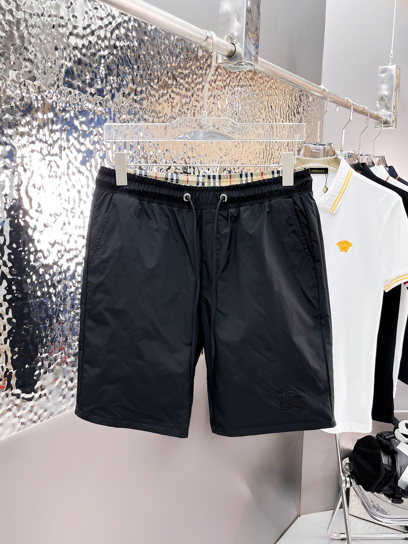 NO:140552,Burberry has a complete set of three standards. The new 2025 summer new men's double-sided casual shorts, high-end custom fabric breathable fabric, extremely breathable, elastic and comfortable, impeccable details, top-level auxiliary materials, original logo design concept, delicate and soft feel!  The upper body style is excellent!  Size M-XXXL order to report height and weight, burberry, shorts, alexander wang19860909巴宝莉三标齐全 2025夏季新款男士双面穿休闲短裤,高级定制面料透气面料 透气弹力舒适度极高,细节无可挑剔,顶级辅料配备,原版logo设计理念,手感细腻柔软！上身版型超赞！尺码M-XXXL下单报身高体重,,burberry,shorts,alexander wang,Men's clothing