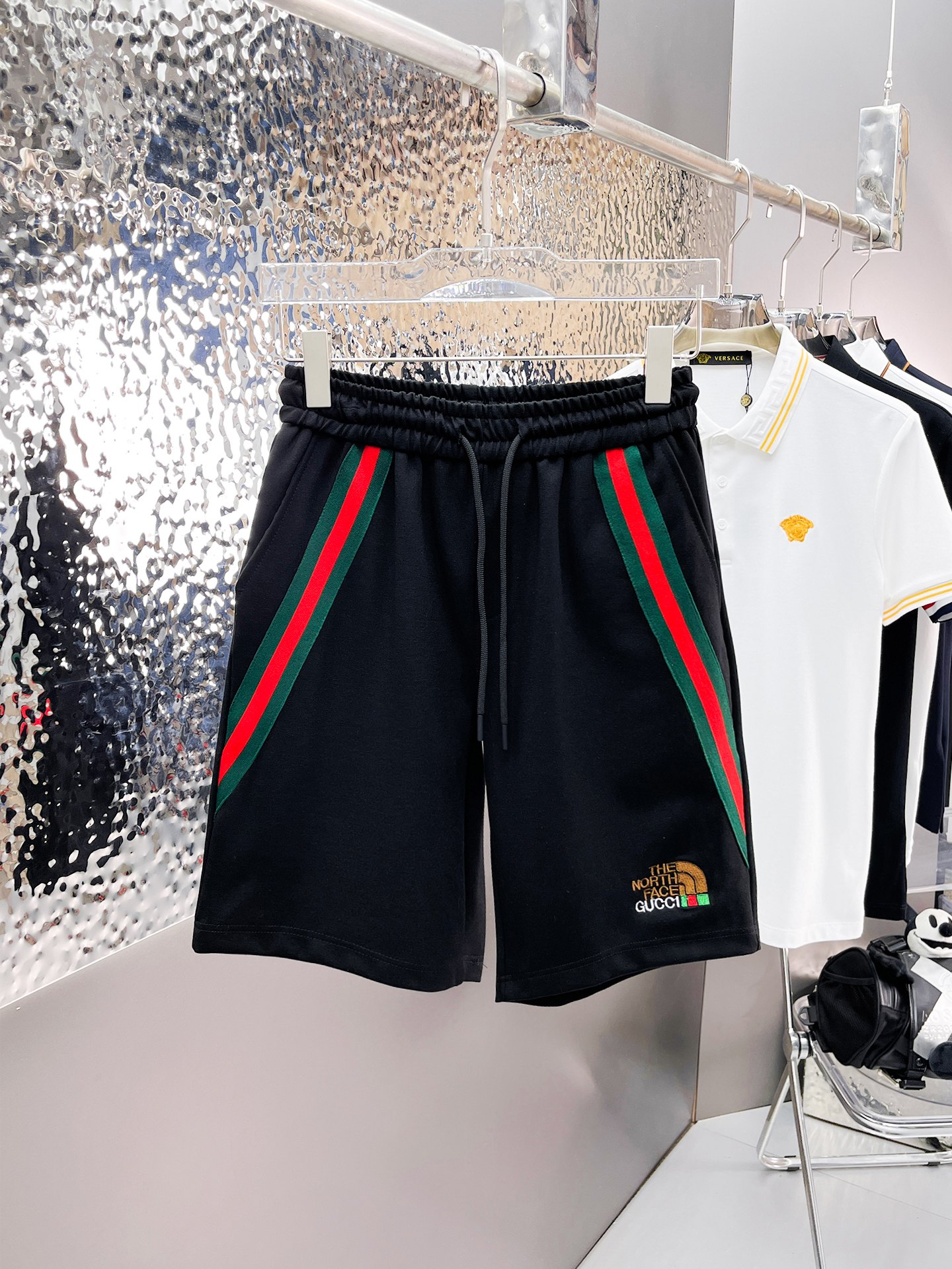 NO:140553,Guqi three standards are complete. 2025 summer new men's casual shorts, high-end custom fabric breathable fabric, extremely breathable, elastic and comfortable, impeccable details, top-level auxiliary materials, original logo design concept, delicate and soft feel!  The upper body style is excellent!  Size M-XXXL order to report height and weight, shorts, alexander wang19860909古奇三标齐全 2025夏季新款男士休闲短裤,高级定制面料透气面料 透气弹力舒适度极高,细节无可挑剔,顶级辅料配备,原版logo设计理念,手感细腻柔软！上身版型超赞！尺码M-XXXL下单报身高体重,,shorts,alexander wang,Men's clothing