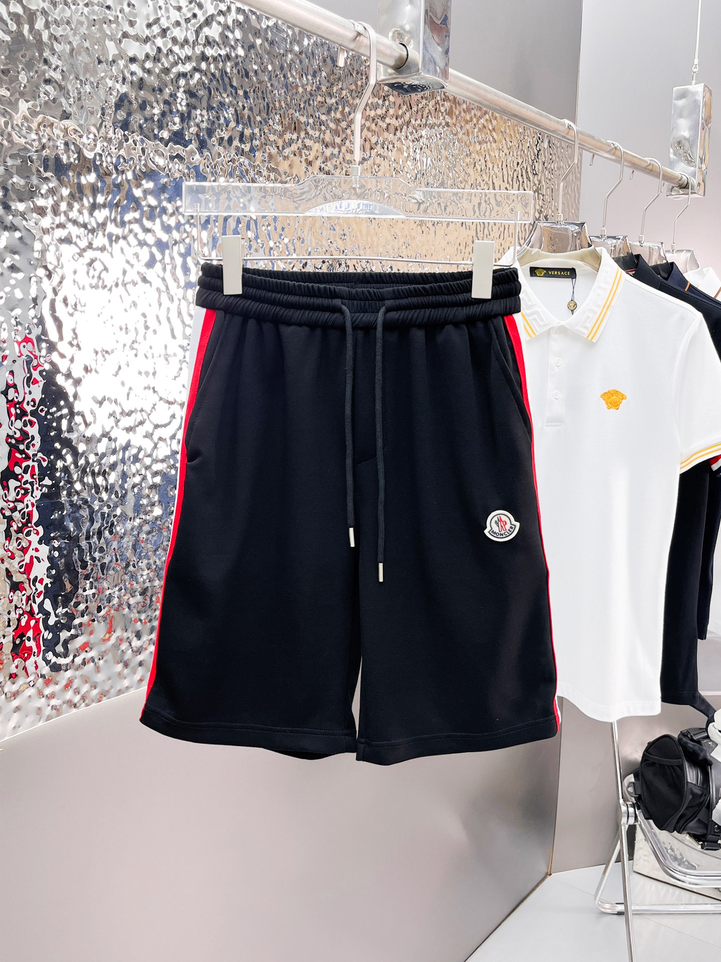 NO:140550,Complete three-stitched masks. 2025 summer new men's casual shorts, high-end custom fabric breathable fabric, extremely breathable, elastic and comfortable, impeccable details, top-level auxiliary materials, original logo design concept, delicate and soft feel!  The upper body style is excellent!  Size M-XXXL order to report height and weight, Moncler, shorts, alexander wang19860909蒙口三标齐全 2025夏季新款男士休闲短裤,高级定制面料透气面料 透气弹力舒适度极高,细节无可挑剔,顶级辅料配备,原版logo设计理念,手感细腻柔软！上身版型超赞！尺码M-XXXL下单报身高体重,,Moncler,shorts,alexander wang,Men's clothing