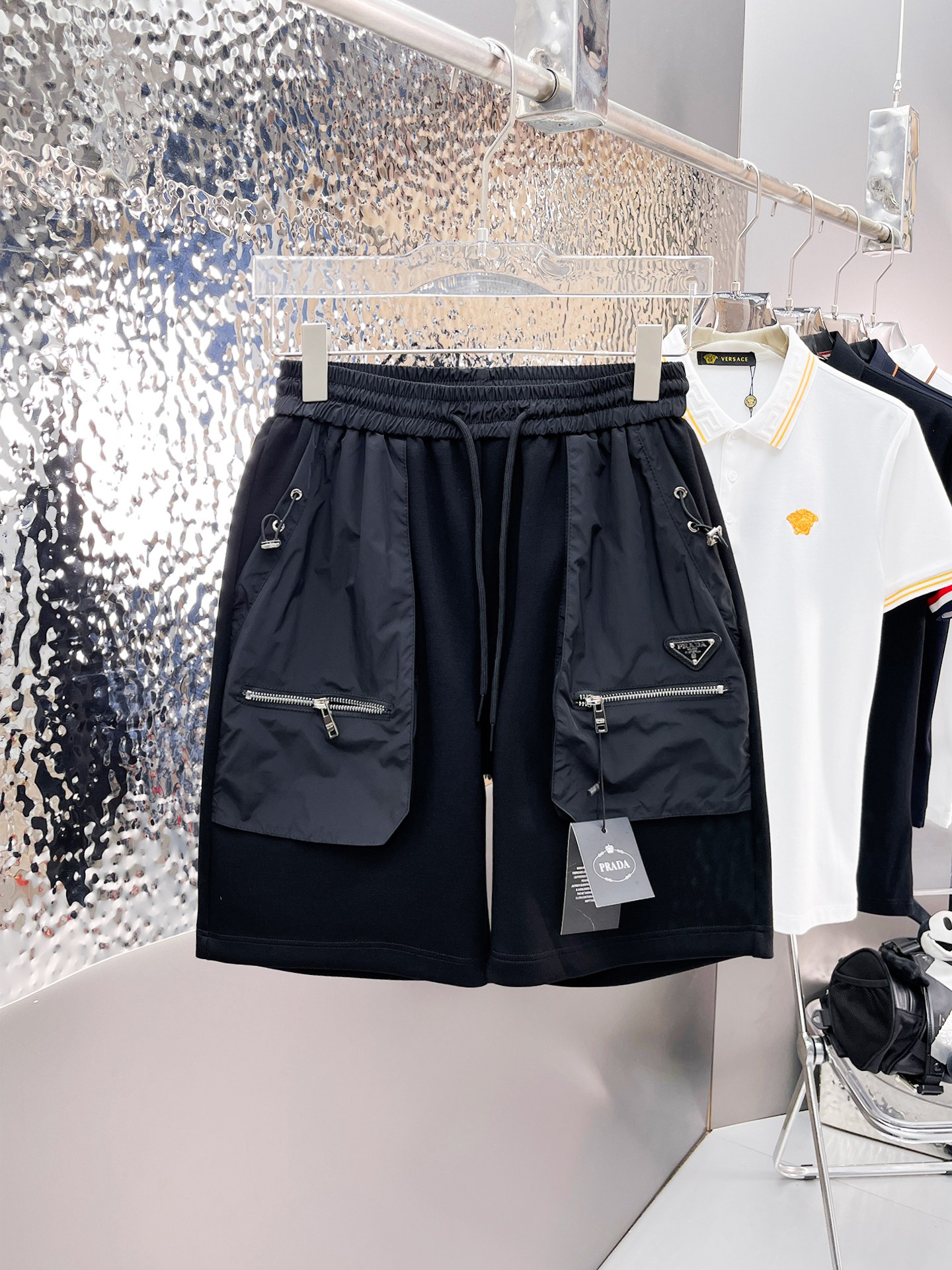 NO:140547,Prada has complete three standards. 2025 summer new men's casual shorts, high-end custom fabric breathable fabric, extremely breathable, elastic and comfortable, impeccable details, top-level auxiliary materials, original logo design concept, delicate and soft feel!  The upper body style is excellent!  Size M-XXXL order to report height and weight, prada, shorts, alexander wang19860909普拉达三标齐全 2025夏季新款男士休闲短裤,高级定制面料透气面料 透气弹力舒适度极高,细节无可挑剔,顶级辅料配备,原版logo设计理念,手感细腻柔软！上身版型超赞！尺码M-XXXL下单报身高体重,,prada,shorts,alexander wang,Men's clothing