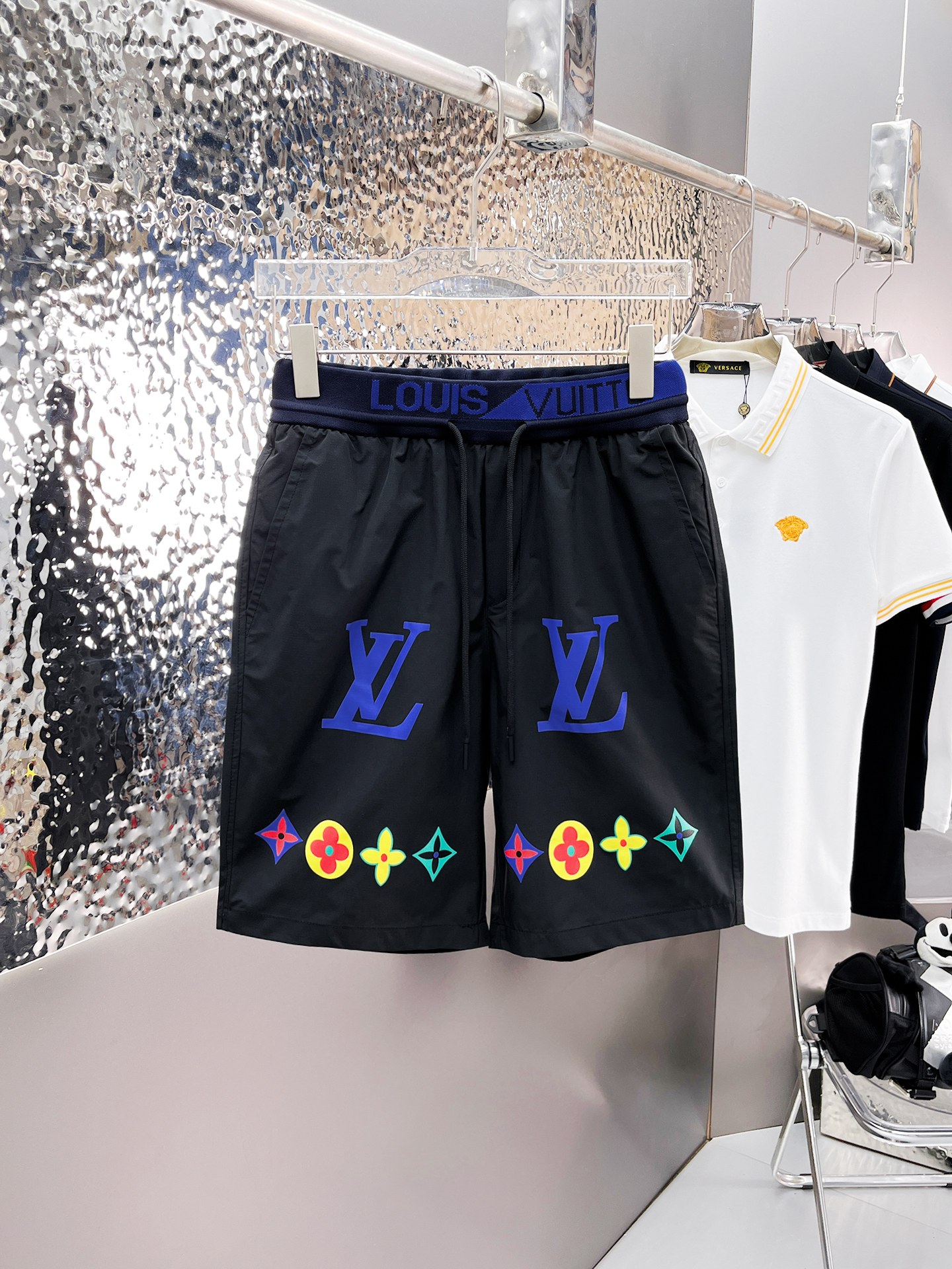 NO:140538,The LV three-standard new 2025 summer casual shorts, high-end custom fabric breathable fabric, extremely breathable, elastic and comfortable, impeccable details, top-level auxiliary materials, original logo design concept, delicate and soft feel!  The upper body style is excellent!  Size M-XXXL order to report height and weight, louis vuitton, shorts, alexander wang19860909LV三标齐全 2025夏季新款男士休闲短裤,高级定制面料透气面料 透气弹力舒适度极高,细节无可挑剔,顶级辅料配备,原版logo设计理念,手感细腻柔软！上身版型超赞！尺码M-XXXL下单报身高体重,,louis vuitton,shorts,alexander wang,Men's clothing