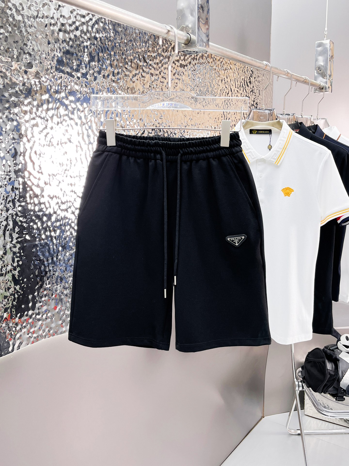 NO:140535,Prada has complete three standards. 2025 summer new men's casual shorts, high-end custom fabric breathable fabric, extremely breathable, elastic and comfortable, impeccable details, top-level auxiliary materials, original logo design concept, delicate and soft feel!  The upper body style is excellent!  Size M-XXXL order to report height and weight, prada, shorts, alexander wang19860909普拉达三标齐全 2025夏季新款男士休闲短裤,高级定制面料透气面料 透气弹力舒适度极高,细节无可挑剔,顶级辅料配备,原版logo设计理念,手感细腻柔软！上身版型超赞！尺码M-XXXL下单报身高体重,,prada,shorts,alexander wang,Men's clothing