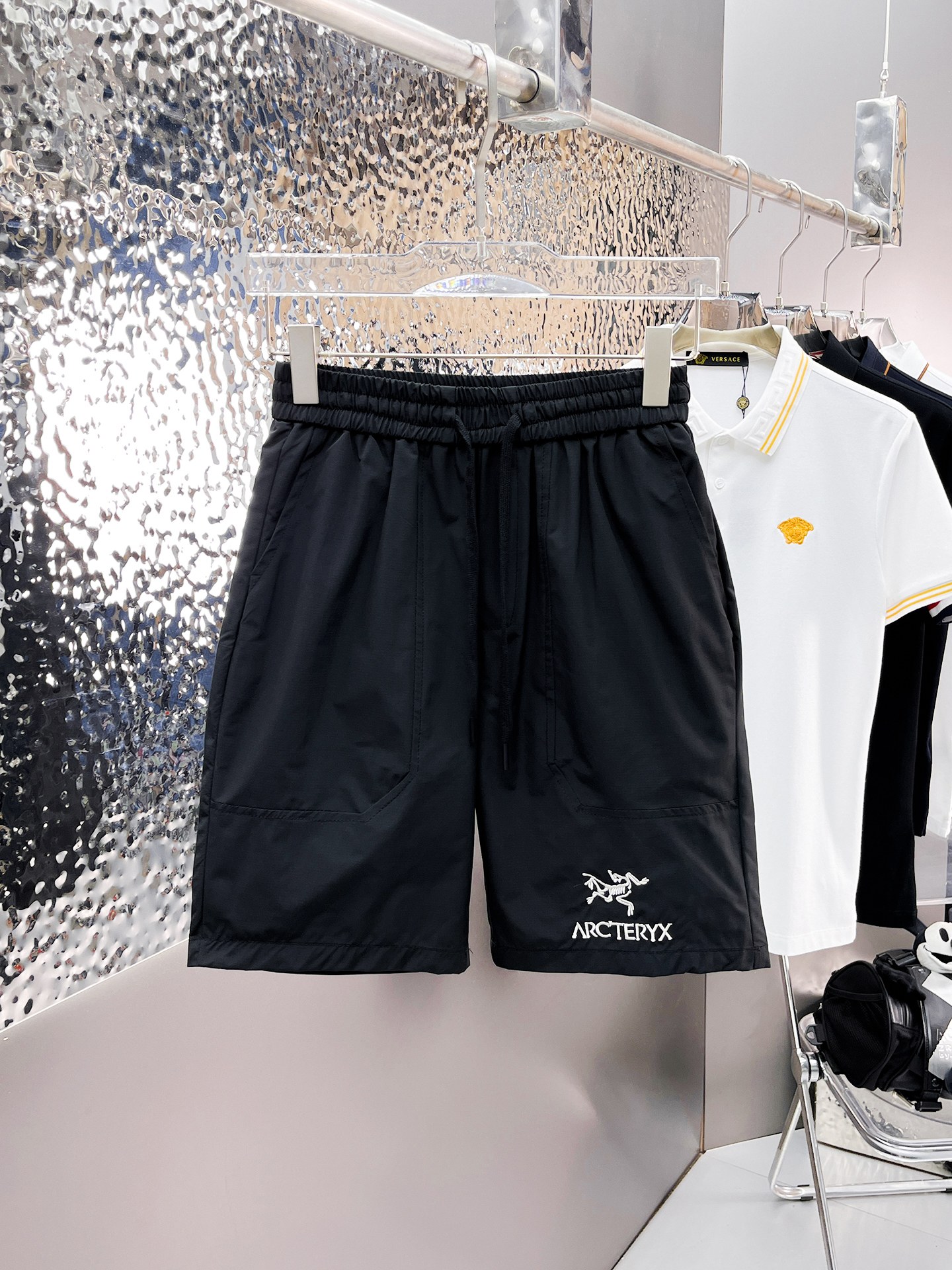 NO:140532,Archaeopteryx has complete three standards. 2025 summer new men's casual shorts, high-end custom fabric breathable fabric, extremely breathable, elastic and comfortable, impeccable details, top-level auxiliary materials, original logo design concept, delicate and soft feel!  The upper body style is excellent!  Size M-XXXL order to report height and weight, arc'teryx, shorts, alexander wang19860909始祖鸟三标齐全 2025夏季新款男士休闲短裤,高级定制面料透气面料 透气弹力舒适度极高,细节无可挑剔,顶级辅料配备,原版logo设计理念,手感细腻柔软！上身版型超赞！尺码M-XXXL下单报身高体重,arc'teryx,shorts,alexander wang,Men's clothing