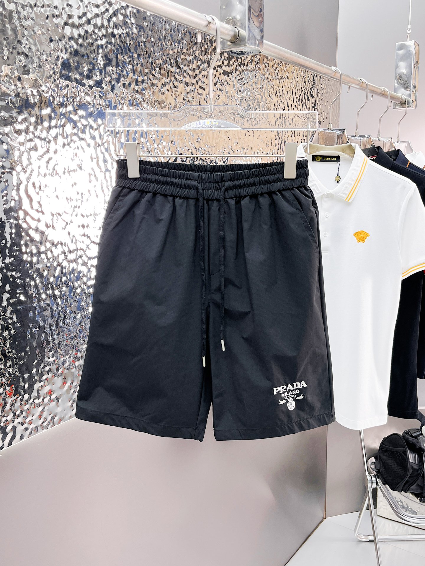 NO:140529,Prada has complete three standards. 2025 summer new men's casual shorts, high-end custom fabric breathable fabric, extremely breathable, elastic and comfortable, impeccable details, top-level auxiliary materials, original logo design concept, delicate and soft feel!  The upper body style is excellent!  Size M-XXXL order to report height and weight, prada, shorts, alexander wang19860909普拉达三标齐全 2025夏季新款男士休闲短裤,高级定制面料透气面料 透气弹力舒适度极高,细节无可挑剔,顶级辅料配备,原版logo设计理念,手感细腻柔软！上身版型超赞！尺码M-XXXL下单报身高体重,,prada,shorts,alexander wang,Men's clothing