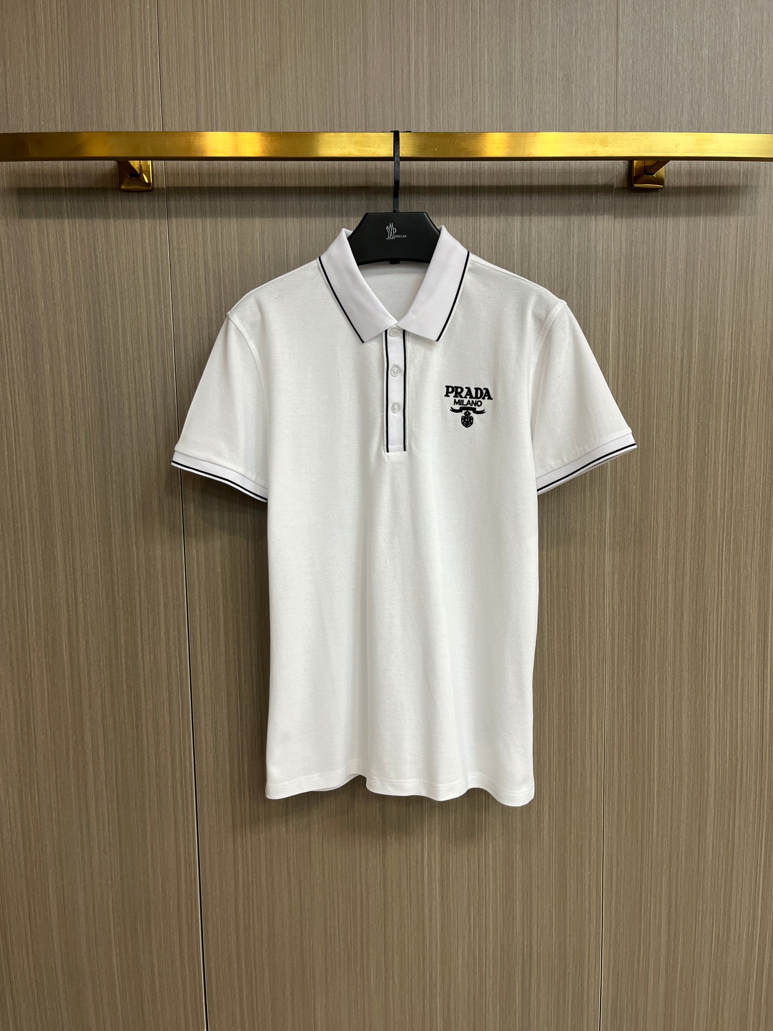 NO:429344,Prada 2025ss summer new letter logo men's lapel Polo shirt!  Classic business men's style, high-end men's style at the ceiling level of business men's style!  Simple, fashionable and elegant, single-wearing inner wear is decent, quality control/detail control takes away, low-key, luxurious and connotative!  Customer-supplied fixed mesh flooring cotton cloth is carefully made, the surface of the fabric is evenly arranged and neatly arranged, with excellent breathability and heat dissipation and sweat resistance, and the comfort level of the upper body is completely better than that of ordinary single-sided sweat cloth tissue!  The classic brand LOGO logo on the chest is created with top-level craftsmanship. The LOGO has three-dimensional, clear and full texture, and is an extraordinary product in the classic field whether it is inner wear or single wear!  The exquisite cutting process, the processing of every detail is very standard and delicate, and it is comparable to that of ordinary LOW products on the market. Men must enter the basic versatile Polo shirts!  Multi-color Size M-3xl, Prada, alexander wang19860909普拉达 2025ss夏季新款字母logo男士翻领Polo衫！经典商务男款,高端男装的天花板级别的商务男款！简约时尚大气不失优雅,单穿内搭体面过人,品质控/细节控的闭眼带走,低调又奢华有内涵！ 客供定织网眼珠地棉布精心制成,面料表面排列均匀整齐的网眼纹理,透气性和散热排汗性极佳,上身舒适程度完全优于普通单面汗布组织！胸前经典的品牌LOGO标识,采用顶级工艺打造,LOGO立体清晰饱满,质感非凡的特质,无论是内搭还是单穿都是一款经典领域的产品！精妙绝伦的裁剪工艺,每一个细节处理的非常标准细腻,非市面一般LOW货可以媲美的,男士必入基础百搭款Polo衫推荐！ 颜色多颜色 尺码M-3xl,,prada,alexander wang,Men's clothing