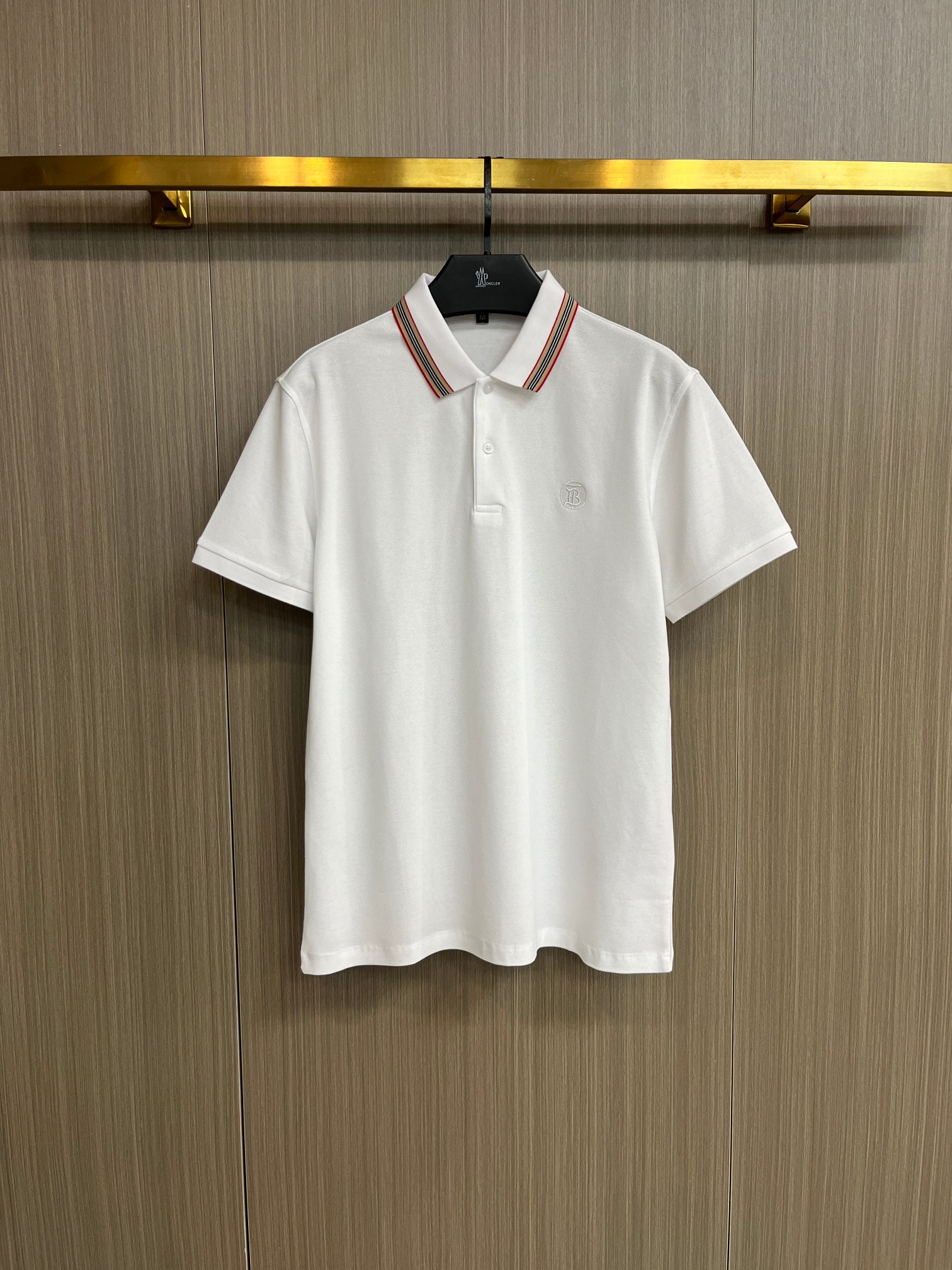 NO:429349,Burberry 2025ss summer new letter logo men's lapel Polo shirt!  Classic business men's style, high-end men's style at the ceiling level of business men's style!  Simple, fashionable and elegant, single-wearing inner wear is decent, quality control/detail control takes away, low-key, luxurious and connotative!  Customer-supplied fixed mesh flooring cotton cloth is carefully made, the surface of the fabric is evenly arranged and neatly arranged, with excellent breathability and heat dissipation and sweat resistance, and the comfort level of the upper body is completely better than that of ordinary single-sided sweat cloth tissue!  The classic brand LOGO logo on the chest is created with top-level craftsmanship. The LOGO has three-dimensional, clear and full texture, and is an extraordinary product in the classic field whether it is inner wear or single wear!  The exquisite cutting process, the processing of every detail is very standard and delicate, and it is comparable to that of ordinary LOW products on the market. Men must enter the basic versatile Polo shirts!  Multi-color Size M-3xl, Burberry, Alexander wang19860909巴宝莉 2025ss夏季新款字母logo男士翻领Polo衫！经典商务男款,高端男装的天花板级别的商务男款！简约时尚大气不失优雅,单穿内搭体面过人,品质控/细节控的闭眼带走,低调又奢华有内涵！ 客供定织网眼珠地棉布精心制成,面料表面排列均匀整齐的网眼纹理,透气性和散热排汗性极佳,上身舒适程度完全优于普通单面汗布组织！胸前经典的品牌LOGO标识,采用顶级工艺打造,LOGO立体清晰饱满,质感非凡的特质,无论是内搭还是单穿都是一款经典领域的产品！精妙绝伦的裁剪工艺,每一个细节处理的非常标准细腻,非市面一般LOW货可以媲美的,男士必入基础百搭款Polo衫推荐！ 颜色多颜色 尺码M-3xl,,burberry,alexander wang,Men's clothing
