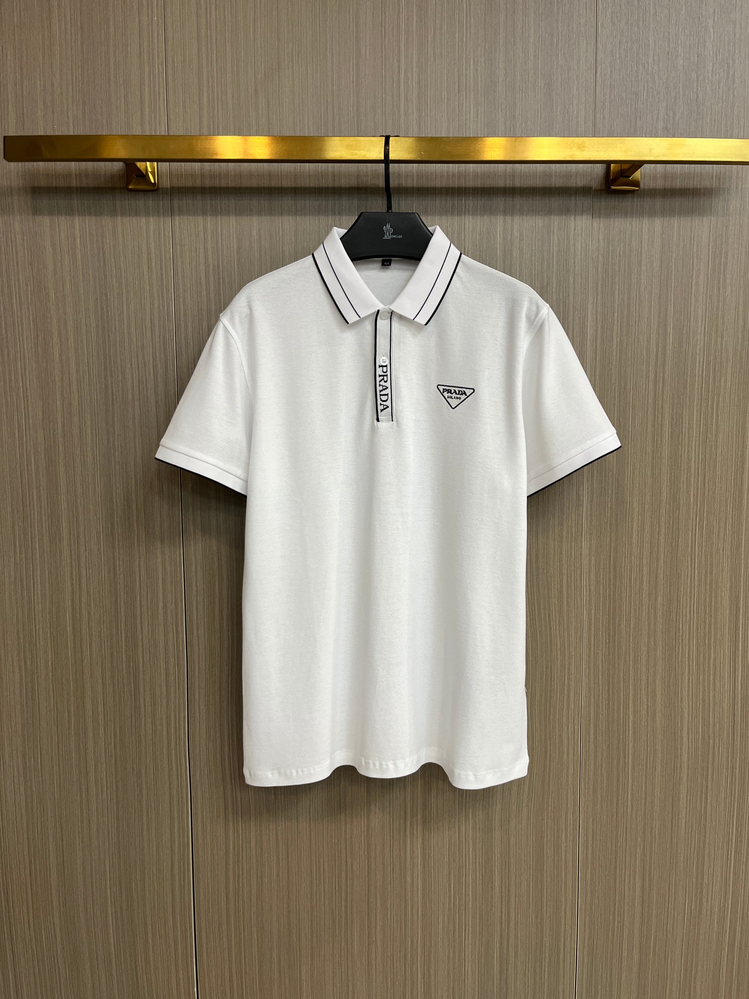 NO:429354,Prada 2025ss summer new letter logo men's lapel Polo shirt!  Classic business men's style, high-end men's style at the ceiling level of business men's style!  Simple, fashionable and elegant, single-wearing inner wear is decent, quality control/detail control takes away, low-key, luxurious and connotative!  Customer-supplied fixed mesh flooring cotton cloth is carefully made, the surface of the fabric is evenly arranged and neatly arranged, with excellent breathability and heat dissipation and sweat resistance, and the comfort level of the upper body is completely better than that of ordinary single-sided sweat cloth tissue!  The classic brand LOGO logo on the chest is created with top-level craftsmanship. The LOGO has three-dimensional, clear and full texture, and is an extraordinary product in the classic field whether it is inner wear or single wear!  The exquisite cutting process, the processing of every detail is very standard and delicate, and it is comparable to that of ordinary LOW products on the market. Men must enter the basic versatile Polo shirts!  Multi-color Size M-3xl, Prada, alexander wang19860909普拉达 2025ss夏季新款字母logo男士翻领Polo衫！经典商务男款,高端男装的天花板级别的商务男款！简约时尚大气不失优雅,单穿内搭体面过人,品质控/细节控的闭眼带走,低调又奢华有内涵！ 客供定织网眼珠地棉布精心制成,面料表面排列均匀整齐的网眼纹理,透气性和散热排汗性极佳,上身舒适程度完全优于普通单面汗布组织！胸前经典的品牌LOGO标识,采用顶级工艺打造,LOGO立体清晰饱满,质感非凡的特质,无论是内搭还是单穿都是一款经典领域的产品！精妙绝伦的裁剪工艺,每一个细节处理的非常标准细腻,非市面一般LOW货可以媲美的,男士必入基础百搭款Polo衫推荐！ 颜色多颜色 尺码M-3xl,,prada,alexander wang,Men's clothing