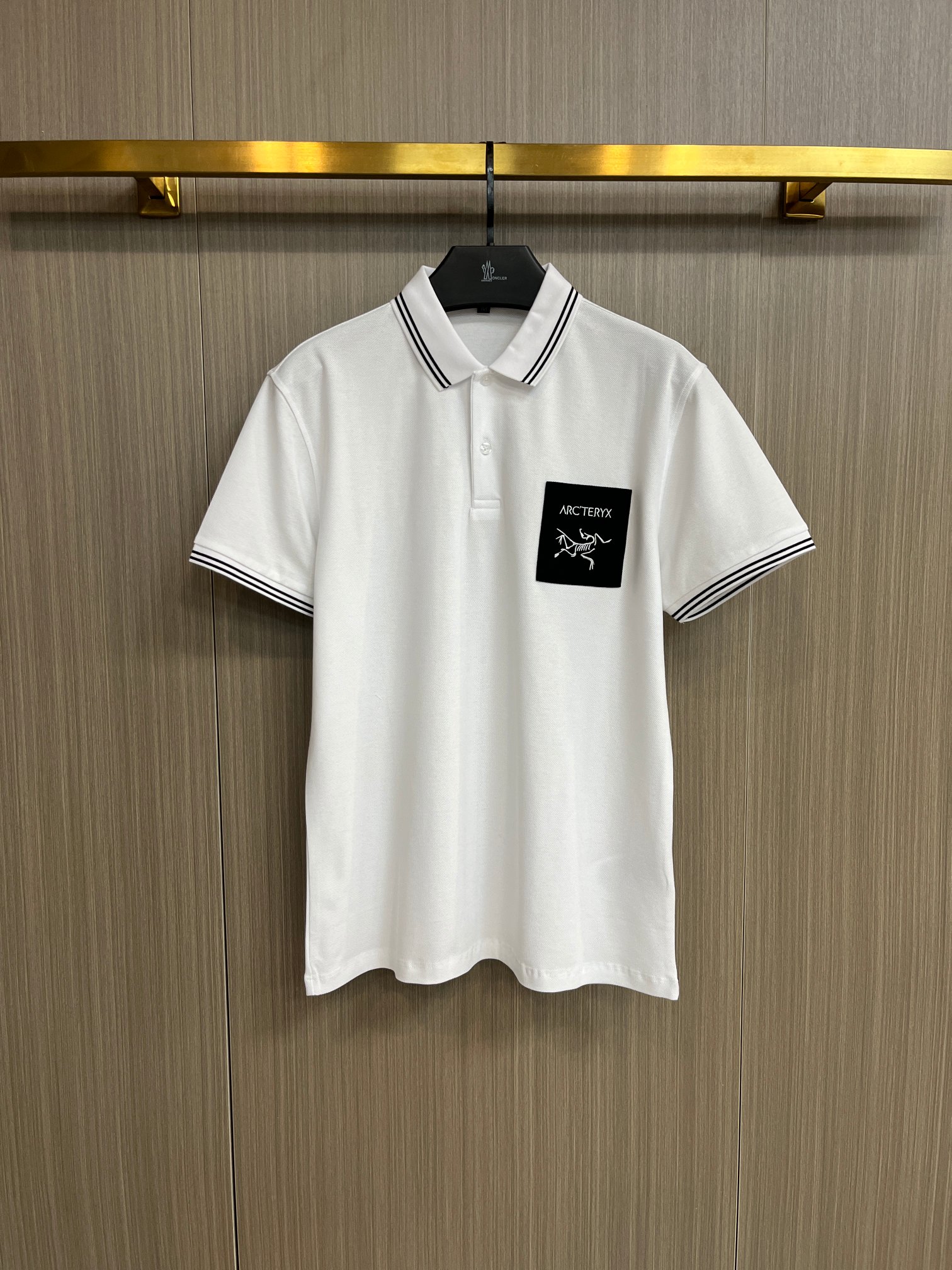 NO:429359,Archaeoptera Bird 2025ss summer new letter logo men's lapel Polo shirt!  Classic business men's style, high-end men's style at the ceiling level of business men's style!  Simple, fashionable and elegant, single-wearing inner wear is decent, quality control/detail control takes away, low-key, luxurious and connotative!  Customer-supplied fixed mesh flooring cotton cloth is carefully made, the surface of the fabric is evenly arranged and neatly arranged, with excellent breathability and heat dissipation and sweat resistance, and the comfort level of the upper body is completely better than that of ordinary single-sided sweat cloth tissue!  The classic brand LOGO logo on the chest is created with top-level craftsmanship. The LOGO has three-dimensional, clear and full texture, and is an extraordinary product in the classic field whether it is inner wear or single wear!  The exquisite cutting process, the processing of every detail is very standard and delicate, and it is comparable to that of ordinary LOW products on the market. Men must enter the basic versatile Polo shirts!  Multi-color Size M-3xl,arc'teryx,alexander wang19860909始祖鸟 2025ss夏季新款字母logo男士翻领Polo衫！经典商务男款,高端男装的天花板级别的商务男款！简约时尚大气不失优雅,单穿内搭体面过人,品质控/细节控的闭眼带走,低调又奢华有内涵！ 客供定织网眼珠地棉布精心制成,面料表面排列均匀整齐的网眼纹理,透气性和散热排汗性极佳,上身舒适程度完全优于普通单面汗布组织！胸前经典的品牌LOGO标识,采用顶级工艺打造,LOGO立体清晰饱满,质感非凡的特质,无论是内搭还是单穿都是一款经典领域的产品！精妙绝伦的裁剪工艺,每一个细节处理的非常标准细腻,非市面一般LOW货可以媲美的,男士必入基础百搭款Polo衫推荐！ 颜色多颜色 尺码M-3xl,arc'teryx,alexander wang,Men's clothing