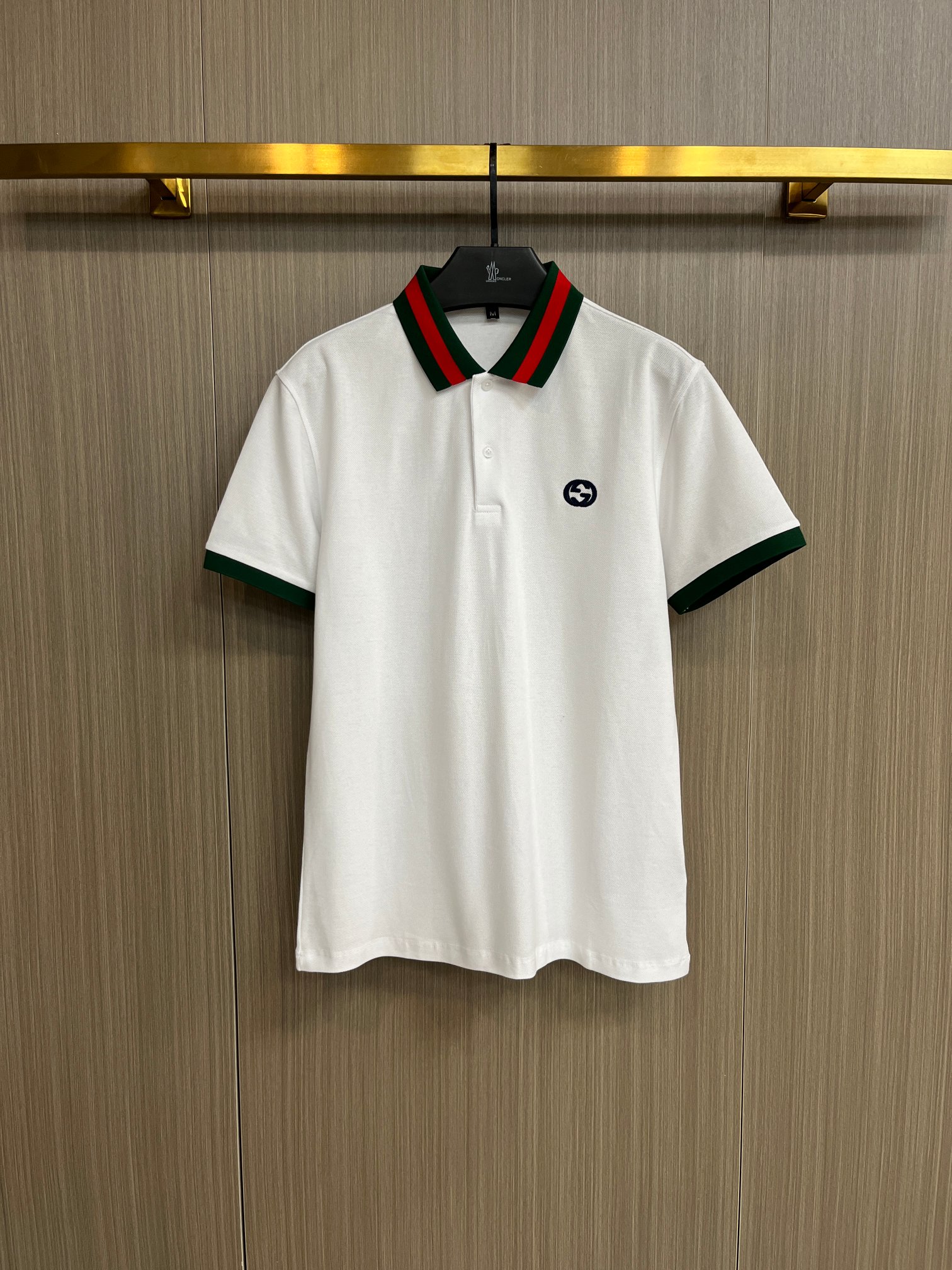 NO:429403,Guqi 2025ss summer new letter logo men's lapel Polo shirt!  Classic business men's style, high-end men's style at the ceiling level of business men's style!  Simple, fashionable and elegant, single-wearing inner wear is decent, quality control/detail control takes away, low-key, luxurious and connotative!  Customer-supplied fixed mesh flooring cotton cloth is carefully made, the surface of the fabric is evenly arranged and neatly arranged, with excellent breathability and heat dissipation and sweat resistance, and the comfort level of the upper body is completely better than that of ordinary single-sided sweat cloth tissue!  The classic brand LOGO logo on the chest is created with top-level craftsmanship. The LOGO has three-dimensional, clear and full texture, and is an extraordinary product in the classic field whether it is inner wear or single wear!  The exquisite cutting process, the processing of every detail is very standard and delicate, and it is comparable to that of ordinary LOW products on the market. Men must enter the basic versatile Polo shirts!  Multi-color Size M-3xl, alexander wang19860909古奇 2025ss夏季新款字母logo男士翻领Polo衫！经典商务男款,高端男装的天花板级别的商务男款！简约时尚大气不失优雅,单穿内搭体面过人,品质控/细节控的闭眼带走,低调又奢华有内涵！ 客供定织网眼珠地棉布精心制成,面料表面排列均匀整齐的网眼纹理,透气性和散热排汗性极佳,上身舒适程度完全优于普通单面汗布组织！胸前经典的品牌LOGO标识,采用顶级工艺打造,LOGO立体清晰饱满,质感非凡的特质,无论是内搭还是单穿都是一款经典领域的产品！精妙绝伦的裁剪工艺,每一个细节处理的非常标准细腻,非市面一般LOW货可以媲美的,男士必入基础百搭款Polo衫推荐！ 颜色多颜色 尺码M-3xl,,alexander wang,Men's clothing