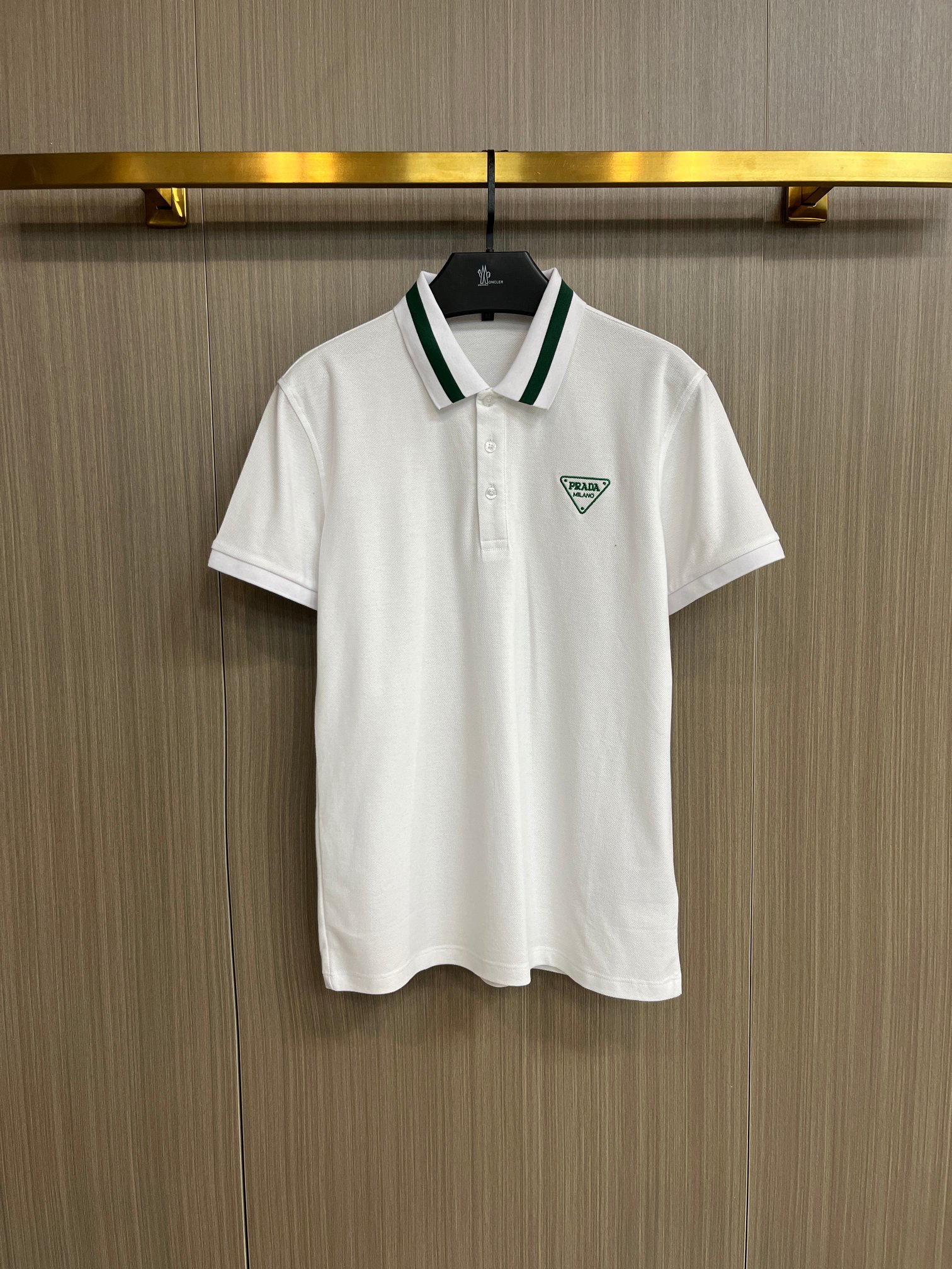 NO:429320,Prada 2025ss summer new letter logo men's lapel Polo shirt!  Classic business men's style, high-end men's style at the ceiling level of business men's style!  Simple, fashionable and elegant, single-wearing inner wear is decent, quality control/detail control takes away, low-key, luxurious and connotative!  Customer-supplied fixed mesh flooring cotton cloth is carefully made, the surface of the fabric is evenly arranged and neatly arranged, with excellent breathability and heat dissipation and sweat resistance, and the comfort level of the upper body is completely better than that of ordinary single-sided sweat cloth tissue!  The classic brand LOGO logo on the chest is created with top-level craftsmanship. The LOGO has three-dimensional, clear and full texture, and is an extraordinary product in the classic field whether it is inner wear or single wear!  The exquisite cutting process, the processing of every detail is very standard and delicate, and it is comparable to that of ordinary LOW products on the market. Men must enter the basic versatile Polo shirts!  Multi-color Size M-3xl, Prada, alexander wang19860909普拉达 2025ss夏季新款字母logo男士翻领Polo衫！经典商务男款,高端男装的天花板级别的商务男款！简约时尚大气不失优雅,单穿内搭体面过人,品质控/细节控的闭眼带走,低调又奢华有内涵！ 客供定织网眼珠地棉布精心制成,面料表面排列均匀整齐的网眼纹理,透气性和散热排汗性极佳,上身舒适程度完全优于普通单面汗布组织！胸前经典的品牌LOGO标识,采用顶级工艺打造,LOGO立体清晰饱满,质感非凡的特质,无论是内搭还是单穿都是一款经典领域的产品！精妙绝伦的裁剪工艺,每一个细节处理的非常标准细腻,非市面一般LOW货可以媲美的,男士必入基础百搭款Polo衫推荐！ 颜色多颜色 尺码M-3xl,,prada,alexander wang,Men's clothing