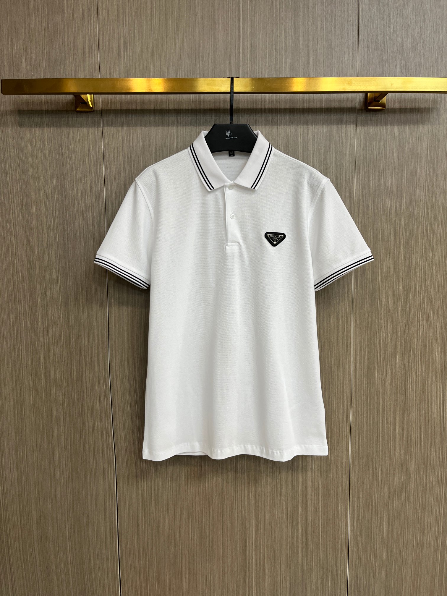NO:429330,Prada 2025ss summer new letter logo men's lapel Polo shirt!  Classic business men's style, high-end men's style at the ceiling level of business men's style!  Simple, fashionable and elegant, single-wearing inner wear is decent, quality control/detail control takes away, low-key, luxurious and connotative!  Customer-supplied fixed mesh flooring cotton cloth is carefully made, the surface of the fabric is evenly arranged and neatly arranged, with excellent breathability and heat dissipation and sweat resistance, and the comfort level of the upper body is completely better than that of ordinary single-sided sweat cloth tissue!  The classic brand LOGO logo on the chest is created with top-level craftsmanship. The LOGO has three-dimensional, clear and full texture, and is an extraordinary product in the classic field whether it is inner wear or single wear!  The exquisite cutting process, the processing of every detail is very standard and delicate, and it is comparable to that of ordinary LOW products on the market. Men must enter the basic versatile Polo shirts!  Multi-color Size M-3xl, Prada, alexander wang19860909普拉达 2025ss夏季新款字母logo男士翻领Polo衫！经典商务男款,高端男装的天花板级别的商务男款！简约时尚大气不失优雅,单穿内搭体面过人,品质控/细节控的闭眼带走,低调又奢华有内涵！ 客供定织网眼珠地棉布精心制成,面料表面排列均匀整齐的网眼纹理,透气性和散热排汗性极佳,上身舒适程度完全优于普通单面汗布组织！胸前经典的品牌LOGO标识,采用顶级工艺打造,LOGO立体清晰饱满,质感非凡的特质,无论是内搭还是单穿都是一款经典领域的产品！精妙绝伦的裁剪工艺,每一个细节处理的非常标准细腻,非市面一般LOW货可以媲美的,男士必入基础百搭款Polo衫推荐！ 颜色多颜色 尺码M-3xl,,prada,alexander wang,Men's clothing