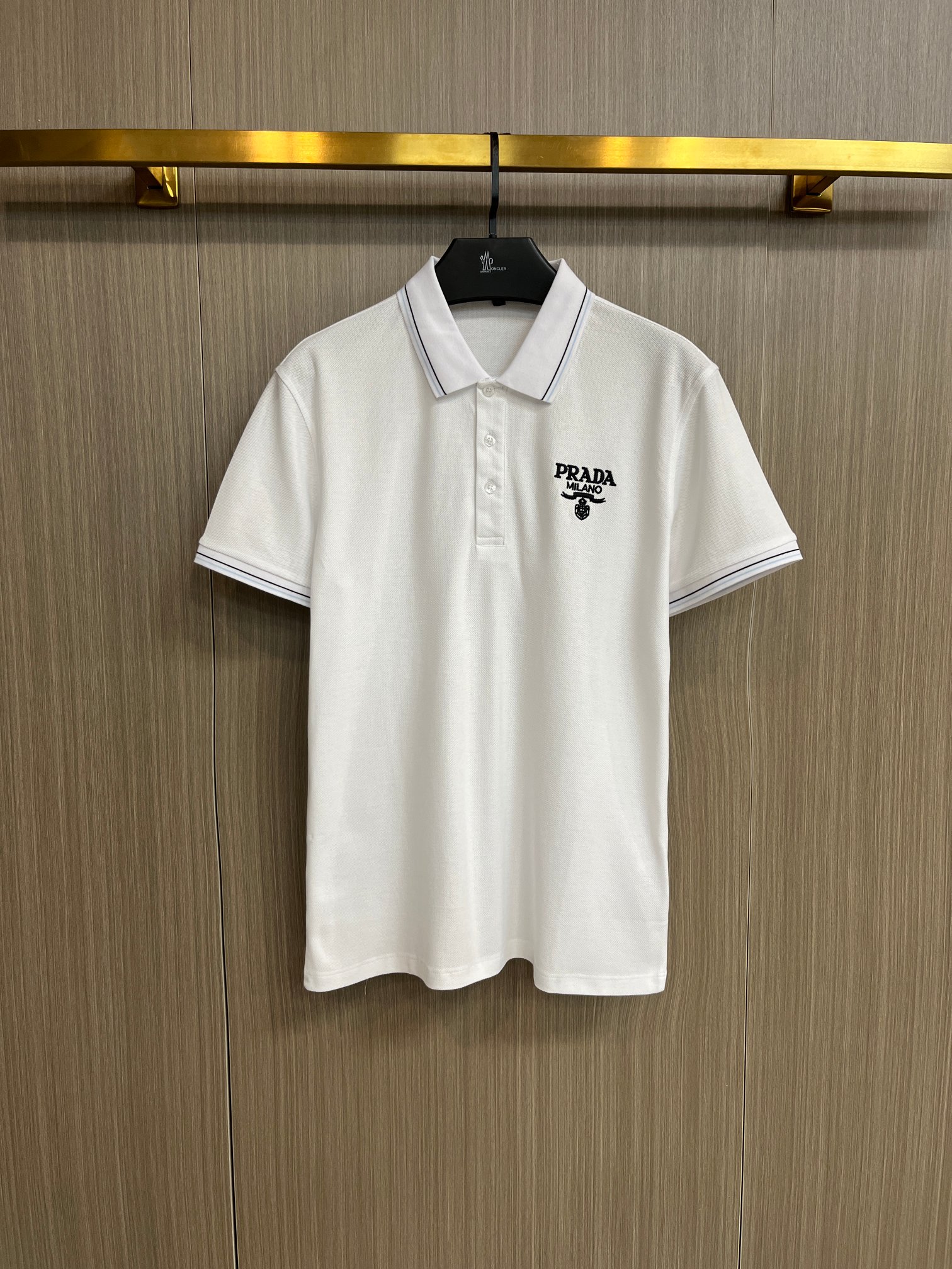 NO:429340,Prada 2025ss summer new letter logo men's lapel Polo shirt!  Classic business men's style, high-end men's style at the ceiling level of business men's style!  Simple, fashionable and elegant, single-wearing inner wear is decent, quality control/detail control takes away, low-key, luxurious and connotative!  Customer-supplied fixed mesh flooring cotton cloth is carefully made, the surface of the fabric is evenly arranged and neatly arranged, with excellent breathability and heat dissipation and sweat resistance, and the comfort level of the upper body is completely better than that of ordinary single-sided sweat cloth tissue!  The classic brand LOGO logo on the chest is created with top-level craftsmanship. The LOGO has three-dimensional, clear and full texture, and is an extraordinary product in the classic field whether it is inner wear or single wear!  The exquisite cutting process, the processing of every detail is very standard and delicate, and it is comparable to that of ordinary LOW products on the market. Men must enter the basic versatile Polo shirts!  Multi-color Size M-3xl, Prada, alexander wang19860909普拉达 2025ss夏季新款字母logo男士翻领Polo衫！经典商务男款,高端男装的天花板级别的商务男款！简约时尚大气不失优雅,单穿内搭体面过人,品质控/细节控的闭眼带走,低调又奢华有内涵！ 客供定织网眼珠地棉布精心制成,面料表面排列均匀整齐的网眼纹理,透气性和散热排汗性极佳,上身舒适程度完全优于普通单面汗布组织！胸前经典的品牌LOGO标识,采用顶级工艺打造,LOGO立体清晰饱满,质感非凡的特质,无论是内搭还是单穿都是一款经典领域的产品！精妙绝伦的裁剪工艺,每一个细节处理的非常标准细腻,非市面一般LOW货可以媲美的,男士必入基础百搭款Polo衫推荐！ 颜色多颜色 尺码M-3xl,,prada,alexander wang,Men's clothing