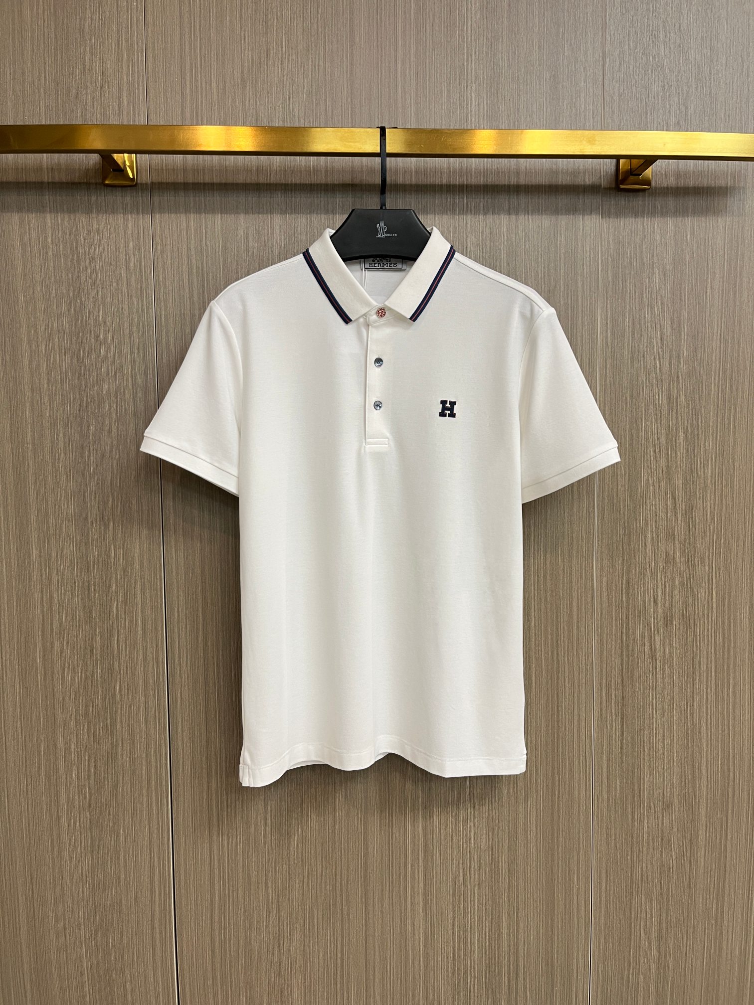 NO:429345,Hermes 2025ss summer new letter logo men's lapel Polo shirt!  Classic business men's style, high-end men's style at the ceiling level of business men's style!  Simple, fashionable and elegant, single-wearing inner wear is decent, quality control/detail control takes away, low-key, luxurious and connotative!  Customer-supplied fixed mesh flooring cotton cloth is carefully made, the surface of the fabric is evenly arranged and neatly arranged, with excellent breathability and heat dissipation and sweat resistance, and the comfort level of the upper body is completely better than that of ordinary single-sided sweat cloth tissue!  The classic brand LOGO logo on the chest is created with top-level craftsmanship. The LOGO has three-dimensional, clear and full texture, and is an extraordinary product in the classic field whether it is inner wear or single wear!  The exquisite cutting process, the processing of every detail is very standard and delicate, and it is comparable to that of ordinary LOW products on the market. Men must enter the basic versatile Polo shirts!  Multi-color Size M-3xl, hermes,alexander wang19860909爱马仕 2025ss夏季新款字母logo男士翻领Polo衫！经典商务男款,高端男装的天花板级别的商务男款！简约时尚大气不失优雅,单穿内搭体面过人,品质控/细节控的闭眼带走,低调又奢华有内涵！ 客供定织网眼珠地棉布精心制成,面料表面排列均匀整齐的网眼纹理,透气性和散热排汗性极佳,上身舒适程度完全优于普通单面汗布组织！胸前经典的品牌LOGO标识,采用顶级工艺打造,LOGO立体清晰饱满,质感非凡的特质,无论是内搭还是单穿都是一款经典领域的产品！精妙绝伦的裁剪工艺,每一个细节处理的非常标准细腻,非市面一般LOW货可以媲美的,男士必入基础百搭款Polo衫推荐！ 颜色多颜色 尺码M-3xl,,hermes,alexander wang,Men's clothing