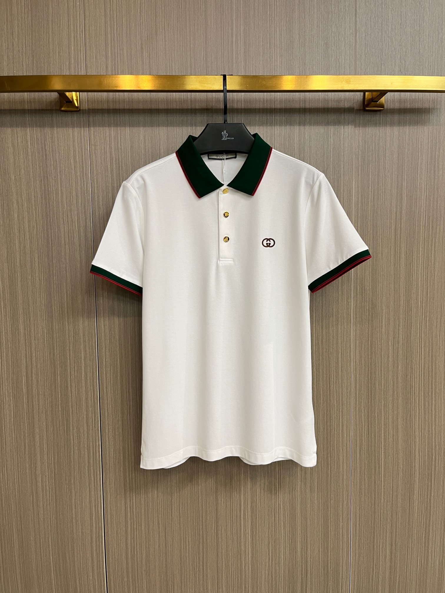 NO:429350,Guqi 2025ss summer new letter logo men's lapel Polo shirt!  Classic business men's style, high-end men's style at the ceiling level of business men's style!  Simple, fashionable and elegant, single-wearing inner wear is decent, quality control/detail control takes away, low-key, luxurious and connotative!  Customer-supplied fixed mesh flooring cotton cloth is carefully made, the surface of the fabric is evenly arranged and neatly arranged, with excellent breathability and heat dissipation and sweat resistance, and the comfort level of the upper body is completely better than that of ordinary single-sided sweat cloth tissue!  The classic brand LOGO logo on the chest is created with top-level craftsmanship. The LOGO has three-dimensional, clear and full texture, and is an extraordinary product in the classic field whether it is inner wear or single wear!  The exquisite cutting process, the processing of every detail is very standard and delicate, and it is comparable to that of ordinary LOW products on the market. Men must enter the basic versatile Polo shirts!  Multi-color Size M-4xl, alexander wang19860909古奇 2025ss夏季新款字母logo男士翻领Polo衫！经典商务男款,高端男装的天花板级别的商务男款！简约时尚大气不失优雅,单穿内搭体面过人,品质控/细节控的闭眼带走,低调又奢华有内涵！ 客供定织网眼珠地棉布精心制成,面料表面排列均匀整齐的网眼纹理,透气性和散热排汗性极佳,上身舒适程度完全优于普通单面汗布组织！胸前经典的品牌LOGO标识,采用顶级工艺打造,LOGO立体清晰饱满,质感非凡的特质,无论是内搭还是单穿都是一款经典领域的产品！精妙绝伦的裁剪工艺,每一个细节处理的非常标准细腻,非市面一般LOW货可以媲美的,男士必入基础百搭款Polo衫推荐！ 颜色多颜色 尺码M-4xl,,alexander wang,Men's clothing