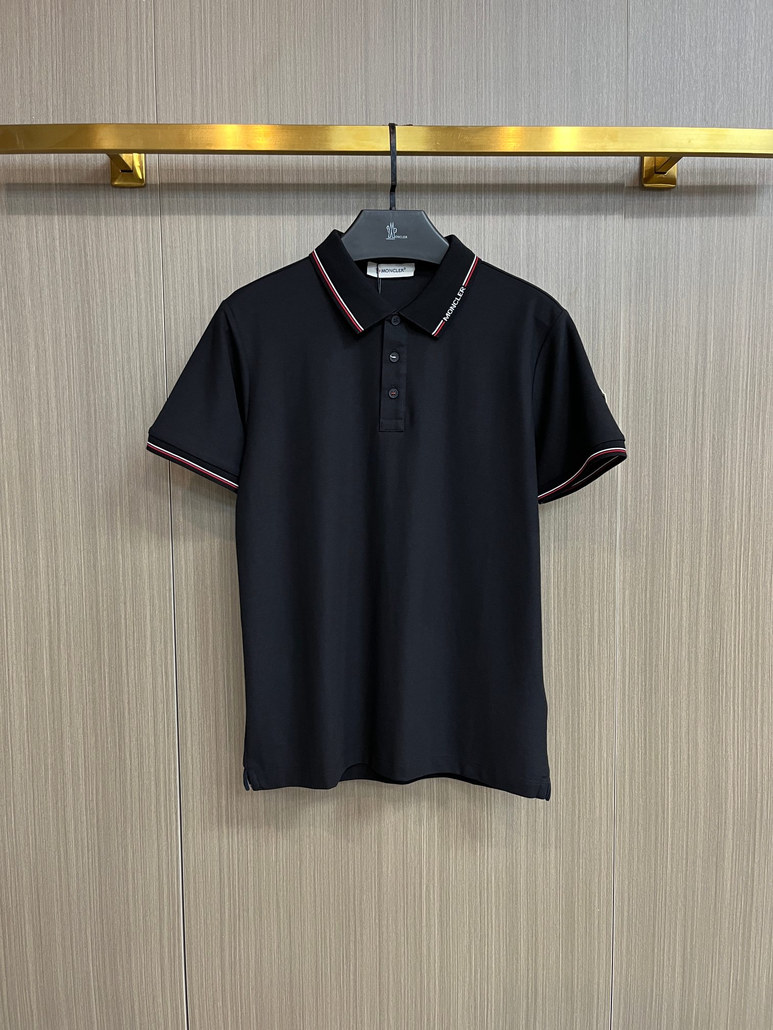 NO:429342,The 2025ss summer new letter logo men's lapel Polo shirt!  Classic business men's style, high-end men's style at the ceiling level of business men's style!  Simple, fashionable and elegant, single-wearing inner wear is decent, quality control/detail control takes away, low-key, luxurious and connotative!  Customer-supplied fixed mesh flooring cotton cloth is carefully made, the surface of the fabric is evenly arranged and neatly arranged, with excellent breathability and heat dissipation and sweat resistance, and the comfort level of the upper body is completely better than that of ordinary single-sided sweat cloth tissue!  The classic brand LOGO logo on the chest is created with top-level craftsmanship. The LOGO has three-dimensional, clear and full texture, and is an extraordinary product in the classic field whether it is inner wear or single wear!  The exquisite cutting process, the processing of every detail is very standard and delicate, and it is comparable to that of ordinary LOW products on the market. Men must enter the basic versatile Polo shirts!  Multi-color Size M-4xl, Moncler, alexander wang19860909蒙口 2025ss夏季新款字母logo男士翻领Polo衫！经典商务男款,高端男装的天花板级别的商务男款！简约时尚大气不失优雅,单穿内搭体面过人,品质控/细节控的闭眼带走,低调又奢华有内涵！ 客供定织网眼珠地棉布精心制成,面料表面排列均匀整齐的网眼纹理,透气性和散热排汗性极佳,上身舒适程度完全优于普通单面汗布组织！胸前经典的品牌LOGO标识,采用顶级工艺打造,LOGO立体清晰饱满,质感非凡的特质,无论是内搭还是单穿都是一款经典领域的产品！精妙绝伦的裁剪工艺,每一个细节处理的非常标准细腻,非市面一般LOW货可以媲美的,男士必入基础百搭款Polo衫推荐！ 颜色多颜色 尺码M-4xl,,Moncler,alexander wang,Men's clothing