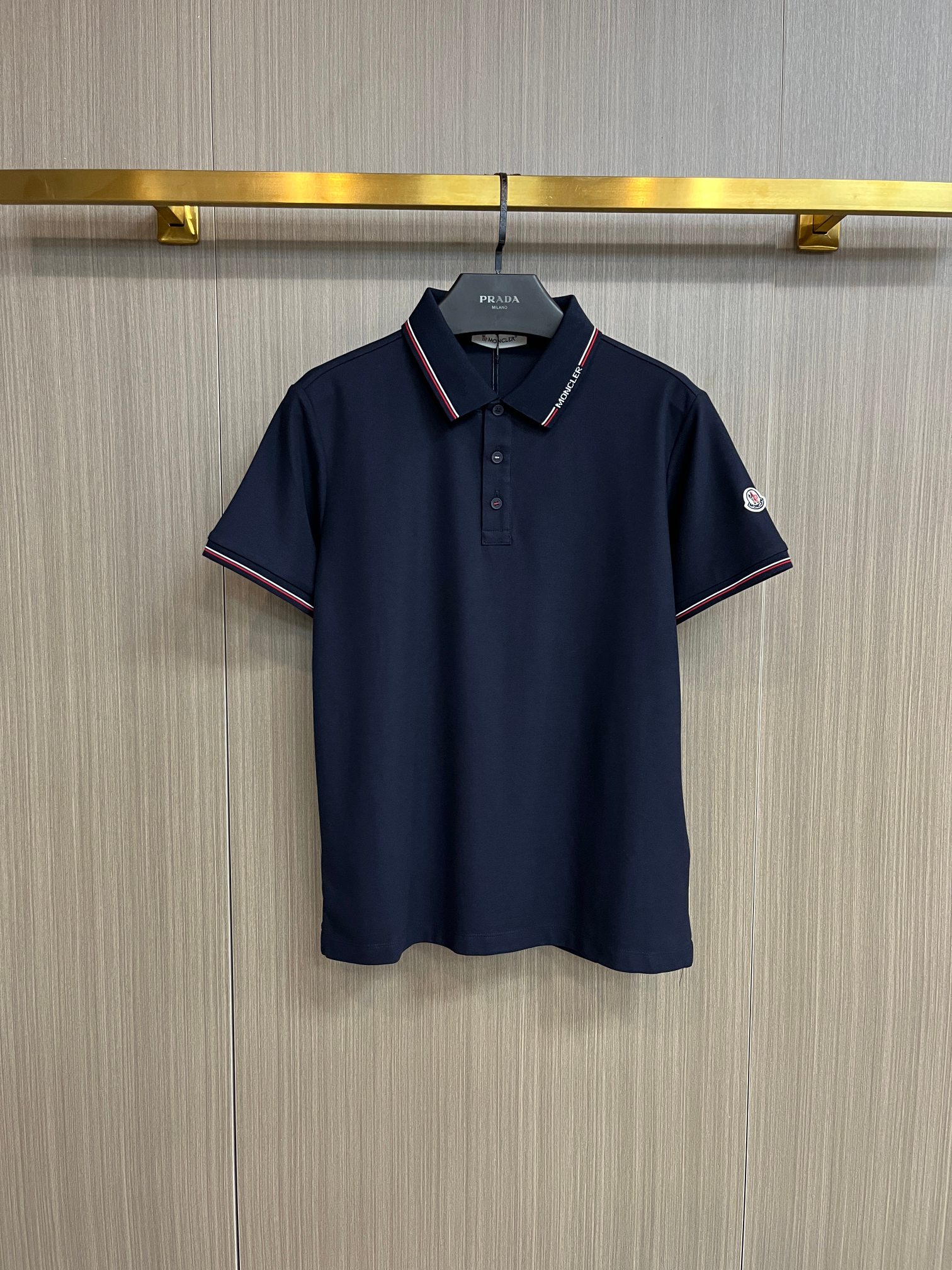 NO:429368,The 2025ss summer new letter logo men's lapel Polo shirt!  Classic business men's style, high-end men's style at the ceiling level of business men's style!  Simple, fashionable and elegant, single-wearing inner wear is decent, quality control/detail control takes away, low-key, luxurious and connotative!  Customer-supplied fixed mesh flooring cotton cloth is carefully made, the surface of the fabric is evenly arranged and neatly arranged, with excellent breathability and heat dissipation and sweat resistance, and the comfort level of the upper body is completely better than that of ordinary single-sided sweat cloth tissue!  The classic brand LOGO logo on the chest is created with top-level craftsmanship. The LOGO has three-dimensional, clear and full texture, and is an extraordinary product in the classic field whether it is inner wear or single wear!  The exquisite cutting process, the processing of every detail is very standard and delicate, and it is comparable to that of ordinary LOW products on the market. Men must enter the basic versatile Polo shirts!  Multi-color Size M-4xl, Moncler, alexander wang19860909蒙口 2025ss夏季新款字母logo男士翻领Polo衫！经典商务男款,高端男装的天花板级别的商务男款！简约时尚大气不失优雅,单穿内搭体面过人,品质控/细节控的闭眼带走,低调又奢华有内涵！ 客供定织网眼珠地棉布精心制成,面料表面排列均匀整齐的网眼纹理,透气性和散热排汗性极佳,上身舒适程度完全优于普通单面汗布组织！胸前经典的品牌LOGO标识,采用顶级工艺打造,LOGO立体清晰饱满,质感非凡的特质,无论是内搭还是单穿都是一款经典领域的产品！精妙绝伦的裁剪工艺,每一个细节处理的非常标准细腻,非市面一般LOW货可以媲美的,男士必入基础百搭款Polo衫推荐！ 颜色多颜色 尺码M-4xl,,Moncler,alexander wang,Men's clothing