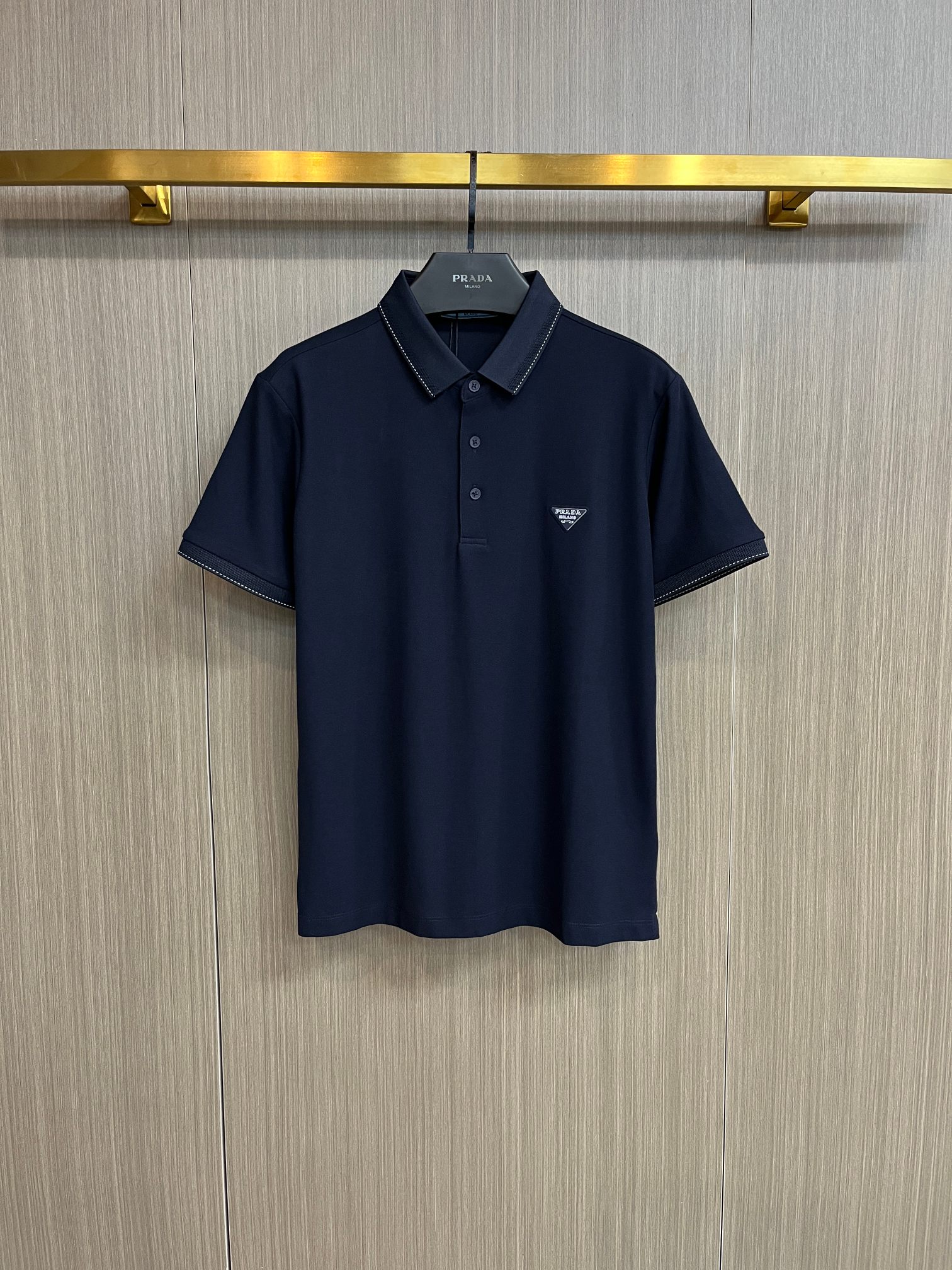 NO:429322,Prada 2025ss summer new letter logo men's lapel Polo shirt!  Classic business men's style, high-end men's style at the ceiling level of business men's style!  Simple, fashionable and elegant, single-wearing inner wear is decent, quality control/detail control takes away, low-key, luxurious and connotative!  Customer-supplied fixed mesh flooring cotton cloth is carefully made, the surface of the fabric is evenly arranged and neatly arranged, with excellent breathability and heat dissipation and sweat resistance, and the comfort level of the upper body is completely better than that of ordinary single-sided sweat cloth tissue!  The classic brand LOGO logo on the chest is created with top-level craftsmanship. The LOGO has three-dimensional, clear and full texture, and is an extraordinary product in the classic field whether it is inner wear or single wear!  The exquisite cutting process, the processing of every detail is very standard and delicate, and it is comparable to that of ordinary LOW products on the market. Men must enter the basic versatile Polo shirts!  Multi-color Size M-4xl, prada, alexander wang19860909普拉达 2025ss夏季新款字母logo男士翻领Polo衫！经典商务男款,高端男装的天花板级别的商务男款！简约时尚大气不失优雅,单穿内搭体面过人,品质控/细节控的闭眼带走,低调又奢华有内涵！ 客供定织网眼珠地棉布精心制成,面料表面排列均匀整齐的网眼纹理,透气性和散热排汗性极佳,上身舒适程度完全优于普通单面汗布组织！胸前经典的品牌LOGO标识,采用顶级工艺打造,LOGO立体清晰饱满,质感非凡的特质,无论是内搭还是单穿都是一款经典领域的产品！精妙绝伦的裁剪工艺,每一个细节处理的非常标准细腻,非市面一般LOW货可以媲美的,男士必入基础百搭款Polo衫推荐！ 颜色多颜色 尺码M-4xl,,prada,alexander wang,Men's clothing