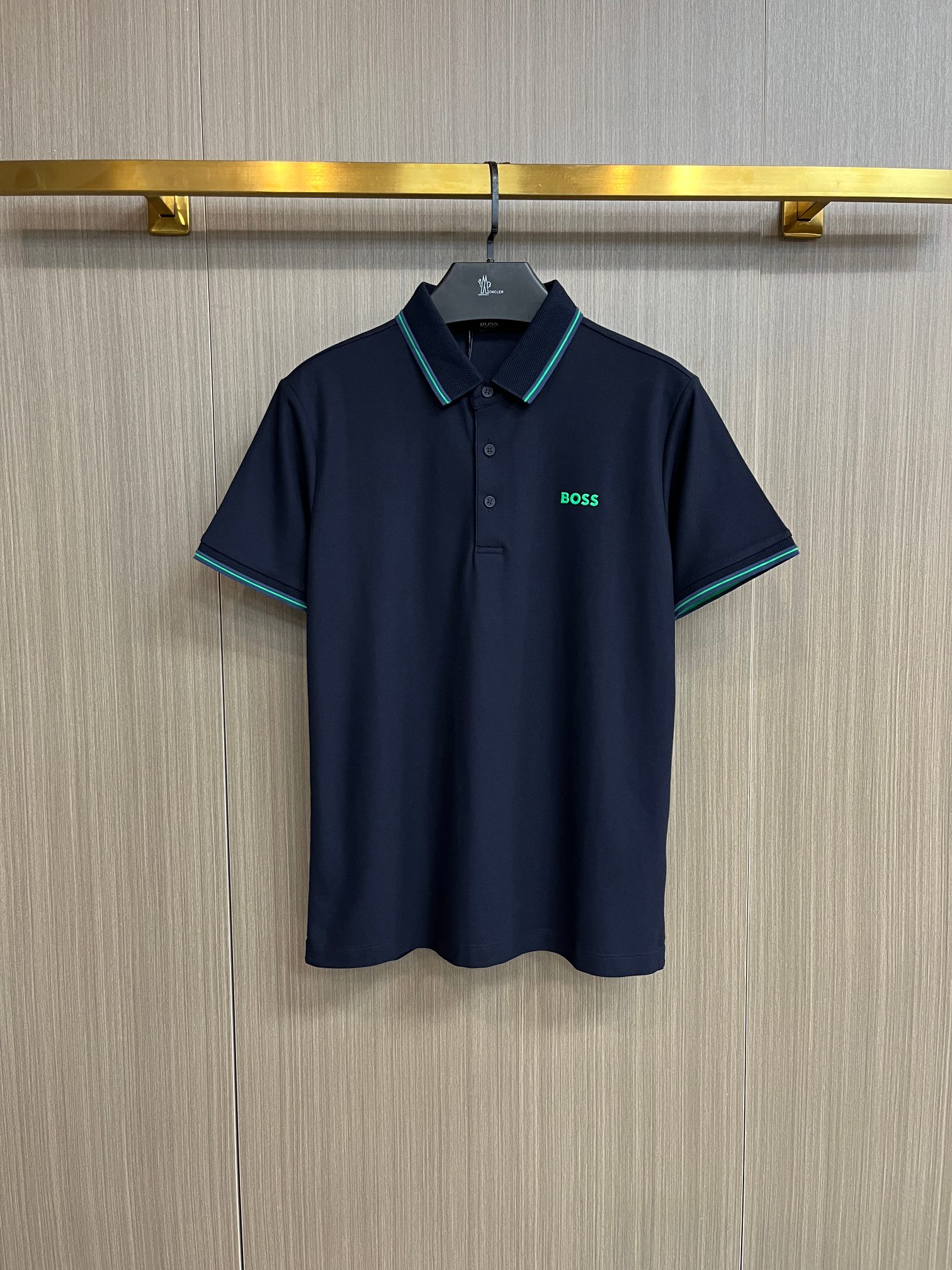 NO:429357,BOSS 2025ss summer new letter logo men's lapel Polo shirt!  Classic business men's style, high-end men's style at the ceiling level of business men's style!  Simple, fashionable and elegant, single-wearing inner wear is decent, quality control/detail control takes away, low-key, luxurious and connotative!  Customer-supplied fixed mesh flooring cotton cloth is carefully made, the surface of the fabric is evenly arranged and neatly arranged, with excellent breathability and heat dissipation and sweat resistance, and the comfort level of the upper body is completely better than that of ordinary single-sided sweat cloth tissue!  The classic brand LOGO logo on the chest is created with top-level craftsmanship. The LOGO has three-dimensional, clear and full texture, and is an extraordinary product in the classic field whether it is inner wear or single wear!  The exquisite cutting process, the processing of every detail is very standard and delicate, and it is comparable to that of ordinary LOW products on the market. Men must enter the basic versatile Polo shirts!  Multi-color Size M-4xl, alexander wang19860909BOSS 2025ss夏季新款字母logo男士翻领Polo衫！经典商务男款,高端男装的天花板级别的商务男款！简约时尚大气不失优雅,单穿内搭体面过人,品质控/细节控的闭眼带走,低调又奢华有内涵！ 客供定织网眼珠地棉布精心制成,面料表面排列均匀整齐的网眼纹理,透气性和散热排汗性极佳,上身舒适程度完全优于普通单面汗布组织！胸前经典的品牌LOGO标识,采用顶级工艺打造,LOGO立体清晰饱满,质感非凡的特质,无论是内搭还是单穿都是一款经典领域的产品！精妙绝伦的裁剪工艺,每一个细节处理的非常标准细腻,非市面一般LOW货可以媲美的,男士必入基础百搭款Polo衫推荐！ 颜色多颜色 尺码M-4xl,,alexander wang,Men's clothing