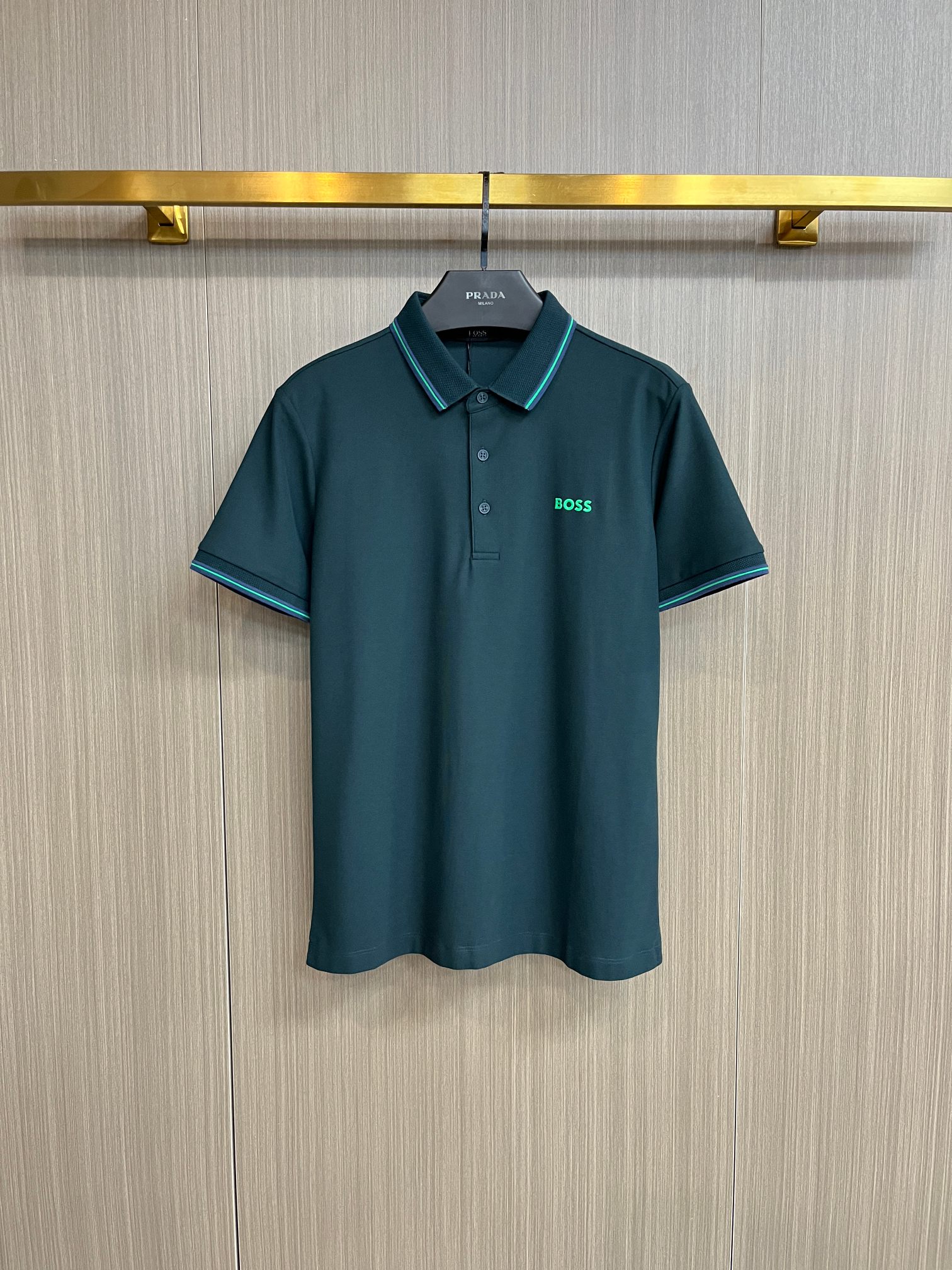 NO:429352,BOSS 2025ss summer new letter logo men's lapel Polo shirt!  Classic business men's style, high-end men's style at the ceiling level of business men's style!  Simple, fashionable and elegant, single-wearing inner wear is decent, quality control/detail control takes away, low-key, luxurious and connotative!  Customer-supplied fixed mesh flooring cotton cloth is carefully made, the surface of the fabric is evenly arranged and neatly arranged, with excellent breathability and heat dissipation and sweat resistance, and the comfort level of the upper body is completely better than that of ordinary single-sided sweat cloth tissue!  The classic brand LOGO logo on the chest is created with top-level craftsmanship. The LOGO has three-dimensional, clear and full texture, and is an extraordinary product in the classic field whether it is inner wear or single wear!  The exquisite cutting process, the processing of every detail is very standard and delicate, and it is comparable to that of ordinary LOW products on the market. Men must enter the basic versatile Polo shirts!  Multi-color Size M-3xl, alexander wang19860909BOSS 2025ss夏季新款字母logo男士翻领Polo衫！经典商务男款,高端男装的天花板级别的商务男款！简约时尚大气不失优雅,单穿内搭体面过人,品质控/细节控的闭眼带走,低调又奢华有内涵！ 客供定织网眼珠地棉布精心制成,面料表面排列均匀整齐的网眼纹理,透气性和散热排汗性极佳,上身舒适程度完全优于普通单面汗布组织！胸前经典的品牌LOGO标识,采用顶级工艺打造,LOGO立体清晰饱满,质感非凡的特质,无论是内搭还是单穿都是一款经典领域的产品！精妙绝伦的裁剪工艺,每一个细节处理的非常标准细腻,非市面一般LOW货可以媲美的,男士必入基础百搭款Polo衫推荐！ 颜色多颜色 尺码M-3xl,,alexander wang,Men's clothing