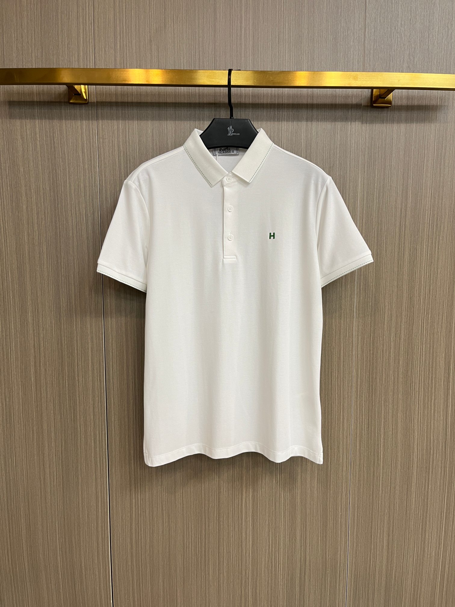 NO:429327,Hermes 2025ss summer new letter logo men's lapel Polo shirt!  Classic business men's style, high-end men's style at the ceiling level of business men's style!  Simple, fashionable and elegant, single-wearing inner wear is decent, quality control/detail control takes away, low-key, luxurious and connotative!  Customer-supplied fixed mesh flooring cotton cloth is carefully made, the surface of the fabric is evenly arranged and neatly arranged, with excellent breathability and heat dissipation and sweat resistance, and the comfort level of the upper body is completely better than that of ordinary single-sided sweat cloth tissue!  The classic brand LOGO logo on the chest is created with top-level craftsmanship. The LOGO has three-dimensional, clear and full texture, and is an extraordinary product in the classic field whether it is inner wear or single wear!  The exquisite cutting process, the processing of every detail is very standard and delicate, and it is comparable to that of ordinary LOW products on the market. Men must enter the basic versatile Polo shirts!  Multi-color Size M-3xl, hermes,alexander wang19860909爱马仕 2025ss夏季新款字母logo男士翻领Polo衫！经典商务男款,高端男装的天花板级别的商务男款！简约时尚大气不失优雅,单穿内搭体面过人,品质控/细节控的闭眼带走,低调又奢华有内涵！ 客供定织网眼珠地棉布精心制成,面料表面排列均匀整齐的网眼纹理,透气性和散热排汗性极佳,上身舒适程度完全优于普通单面汗布组织！胸前经典的品牌LOGO标识,采用顶级工艺打造,LOGO立体清晰饱满,质感非凡的特质,无论是内搭还是单穿都是一款经典领域的产品！精妙绝伦的裁剪工艺,每一个细节处理的非常标准细腻,非市面一般LOW货可以媲美的,男士必入基础百搭款Polo衫推荐！ 颜色多颜色 尺码M-3xl,,hermes,alexander wang,Men's clothing