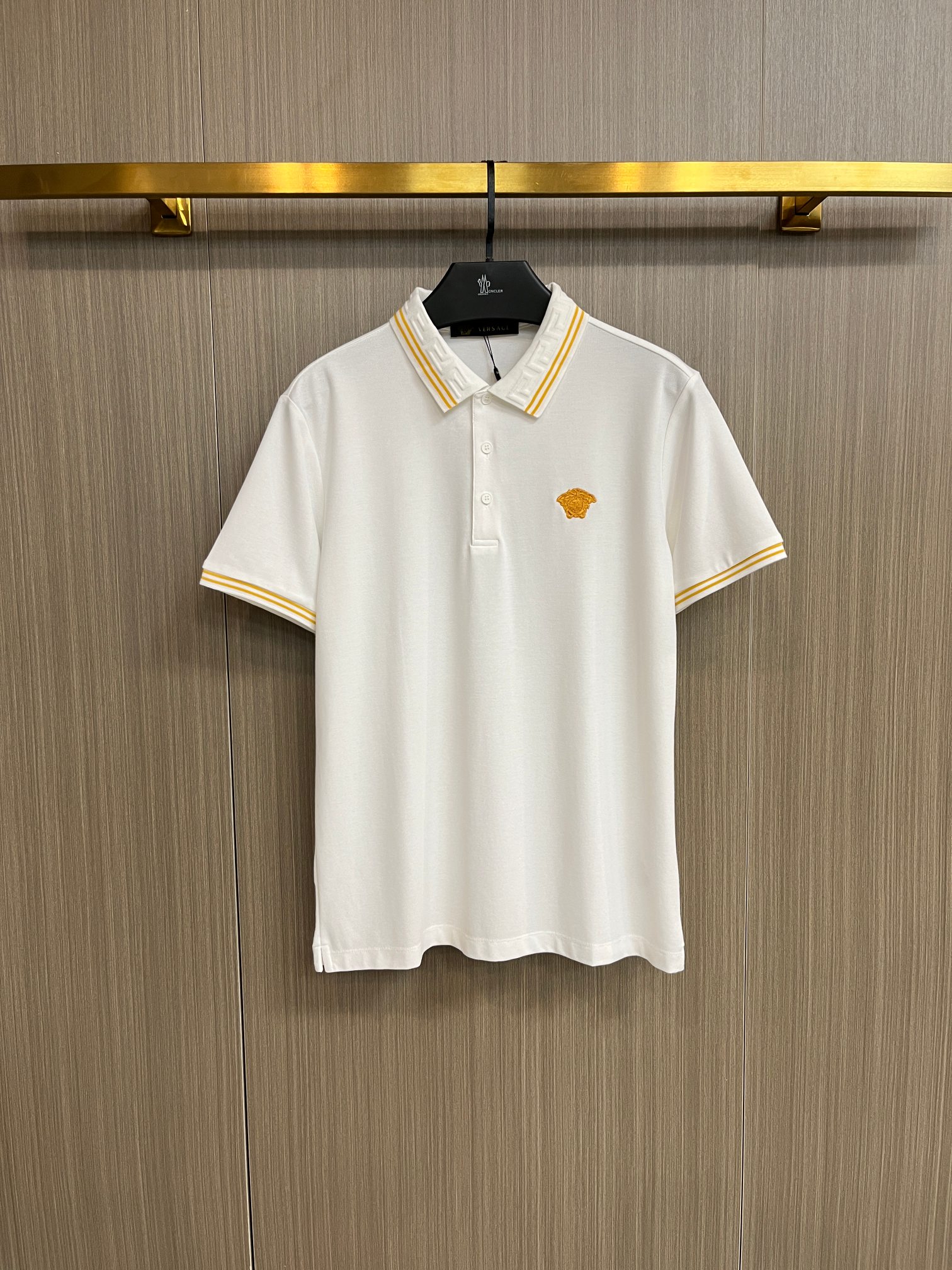 NO:429332,Versace 2025ss summer new letter logo men's lapel Polo shirt!  Classic business men's style, high-end men's style at the ceiling level of business men's style!  Simple, fashionable and elegant, single-wearing inner wear is decent, quality control/detail control takes away, low-key, luxurious and connotative!  Customer-supplied fixed mesh flooring cotton cloth is carefully made, the surface of the fabric is evenly arranged and neatly arranged, with excellent breathability and heat dissipation and sweat resistance, and the comfort level of the upper body is completely better than that of ordinary single-sided sweat cloth tissue!  The classic brand LOGO logo on the chest is created with top-level craftsmanship. The LOGO has three-dimensional, clear and full texture, and is an extraordinary product in the classic field whether it is inner wear or single wear!  The exquisite cutting process, the processing of every detail is very standard and delicate, and it is comparable to that of ordinary LOW products on the market. Men must enter the basic versatile Polo shirts!  Multi-color Size M-3xl, versace,alexander wang19860909范思哲 2025ss夏季新款字母logo男士翻领Polo衫！经典商务男款,高端男装的天花板级别的商务男款！简约时尚大气不失优雅,单穿内搭体面过人,品质控/细节控的闭眼带走,低调又奢华有内涵！ 客供定织网眼珠地棉布精心制成,面料表面排列均匀整齐的网眼纹理,透气性和散热排汗性极佳,上身舒适程度完全优于普通单面汗布组织！胸前经典的品牌LOGO标识,采用顶级工艺打造,LOGO立体清晰饱满,质感非凡的特质,无论是内搭还是单穿都是一款经典领域的产品！精妙绝伦的裁剪工艺,每一个细节处理的非常标准细腻,非市面一般LOW货可以媲美的,男士必入基础百搭款Polo衫推荐！ 颜色多颜色 尺码M-3xl,,versace,alexander wang,Men's clothing