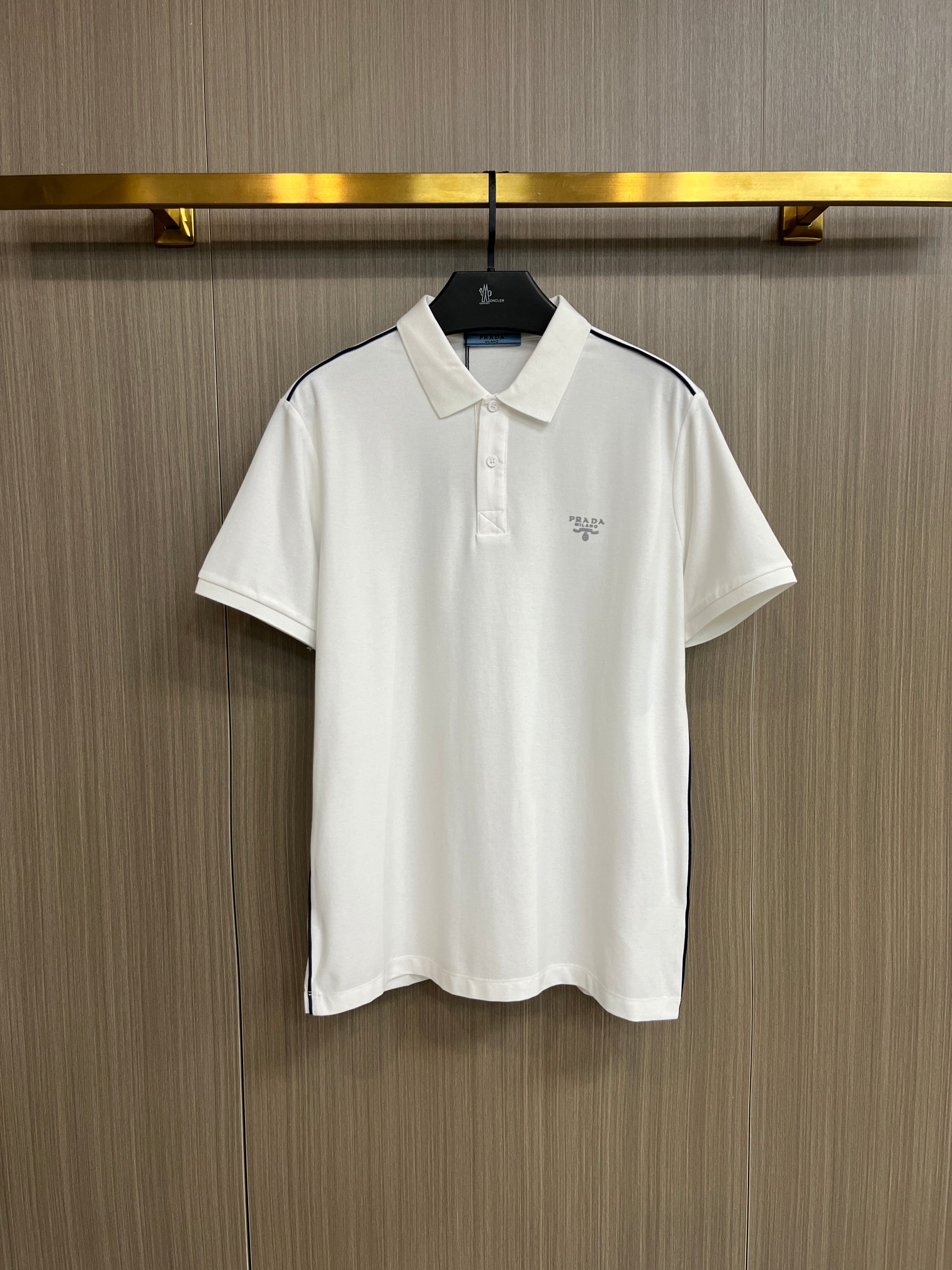 NO:429337,Prada 2025ss summer new letter logo men's lapel Polo shirt!  Classic business men's style, high-end men's style at the ceiling level of business men's style!  Simple, fashionable and elegant, single-wearing inner wear is decent, quality control/detail control takes away, low-key, luxurious and connotative!  Customer-supplied fixed mesh flooring cotton cloth is carefully made, the surface of the fabric is evenly arranged and neatly arranged, with excellent breathability and heat dissipation and sweat resistance, and the comfort level of the upper body is completely better than that of ordinary single-sided sweat cloth tissue!  The classic brand LOGO logo on the chest is created with top-level craftsmanship. The LOGO has three-dimensional, clear and full texture, and is an extraordinary product in the classic field whether it is inner wear or single wear!  The exquisite cutting process, the processing of every detail is very standard and delicate, and it is comparable to that of ordinary LOW products on the market. Men must enter the basic versatile Polo shirts!  Multi-color Size M-4xl, prada, alexander wang19860909普拉达 2025ss夏季新款字母logo男士翻领Polo衫！经典商务男款,高端男装的天花板级别的商务男款！简约时尚大气不失优雅,单穿内搭体面过人,品质控/细节控的闭眼带走,低调又奢华有内涵！ 客供定织网眼珠地棉布精心制成,面料表面排列均匀整齐的网眼纹理,透气性和散热排汗性极佳,上身舒适程度完全优于普通单面汗布组织！胸前经典的品牌LOGO标识,采用顶级工艺打造,LOGO立体清晰饱满,质感非凡的特质,无论是内搭还是单穿都是一款经典领域的产品！精妙绝伦的裁剪工艺,每一个细节处理的非常标准细腻,非市面一般LOW货可以媲美的,男士必入基础百搭款Polo衫推荐！ 颜色多颜色 尺码M-4xl,,prada,alexander wang,Men's clothing