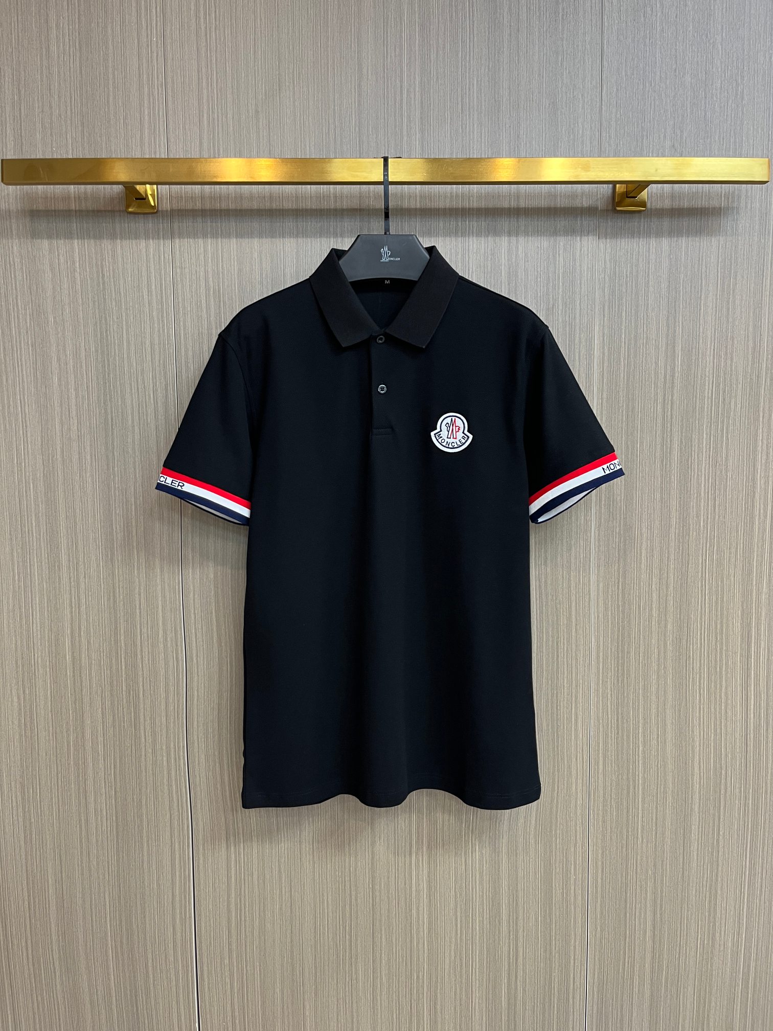 NO:429366,The 2025ss summer new letter logo men's lapel Polo shirt!  Classic business men's style, high-end men's style at the ceiling level of business men's style!  Simple, fashionable and elegant, single-wearing inner wear is decent, quality control/detail control takes away, low-key, luxurious and connotative!  Customer-supplied fixed mesh flooring cotton cloth is carefully made, the surface of the fabric is evenly arranged and neatly arranged, with excellent breathability and heat dissipation and sweat resistance, and the comfort level of the upper body is completely better than that of ordinary single-sided sweat cloth tissue!  The classic brand LOGO logo on the chest is created with top-level craftsmanship. The LOGO has three-dimensional, clear and full texture, and is an extraordinary product in the classic field whether it is inner wear or single wear!  The exquisite cutting process, the processing of every detail is very standard and delicate, and it is comparable to that of ordinary LOW products on the market. Men must enter the basic versatile Polo shirts!  Multi-color Size M-3xl, Moncler, alexander wang19860909蒙口 2025ss夏季新款字母logo男士翻领Polo衫！经典商务男款,高端男装的天花板级别的商务男款！简约时尚大气不失优雅,单穿内搭体面过人,品质控/细节控的闭眼带走,低调又奢华有内涵！ 客供定织网眼珠地棉布精心制成,面料表面排列均匀整齐的网眼纹理,透气性和散热排汗性极佳,上身舒适程度完全优于普通单面汗布组织！胸前经典的品牌LOGO标识,采用顶级工艺打造,LOGO立体清晰饱满,质感非凡的特质,无论是内搭还是单穿都是一款经典领域的产品！精妙绝伦的裁剪工艺,每一个细节处理的非常标准细腻,非市面一般LOW货可以媲美的,男士必入基础百搭款Polo衫推荐！ 颜色多颜色 尺码M-3xl,,Moncler,alexander wang,Men's clothing