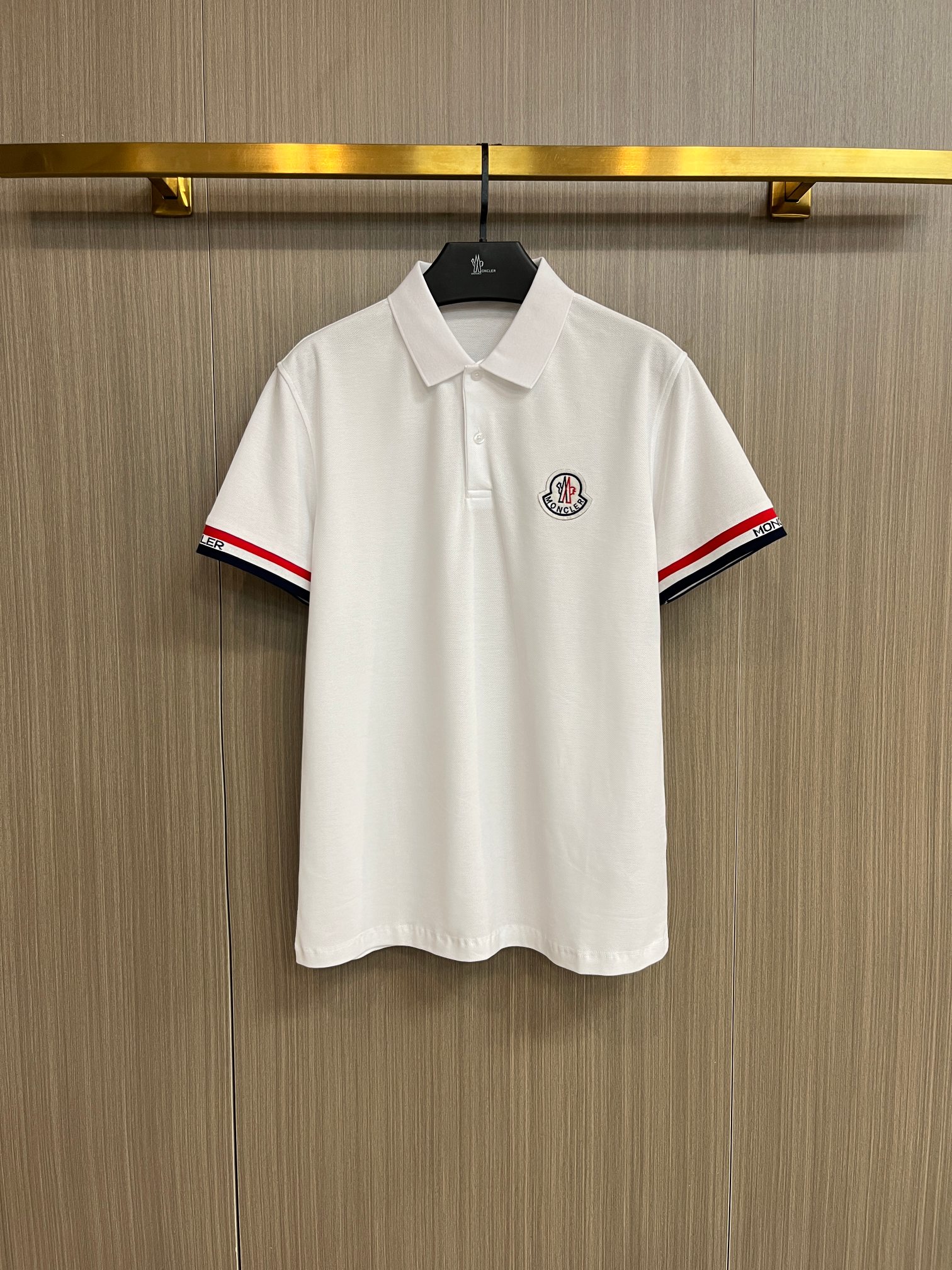 NO:429362,The 2025ss summer new letter logo men's lapel Polo shirt!  Classic business men's style, high-end men's style at the ceiling level of business men's style!  Simple, fashionable and elegant, single-wearing inner wear is decent, quality control/detail control takes away, low-key, luxurious and connotative!  Customer-supplied fixed mesh flooring cotton cloth is carefully made, the surface of the fabric is evenly arranged and neatly arranged, with excellent breathability and heat dissipation and sweat resistance, and the comfort level of the upper body is completely better than that of ordinary single-sided sweat cloth tissue!  The classic brand LOGO logo on the chest is created with top-level craftsmanship. The LOGO has three-dimensional, clear and full texture, and is an extraordinary product in the classic field whether it is inner wear or single wear!  The exquisite cutting process, the processing of every detail is very standard and delicate, and it is comparable to that of ordinary LOW products on the market. Men must enter the basic versatile Polo shirts!  Multi-color Size M-4xl, Moncler, alexander wang19860909蒙口 2025ss夏季新款字母logo男士翻领Polo衫！经典商务男款,高端男装的天花板级别的商务男款！简约时尚大气不失优雅,单穿内搭体面过人,品质控/细节控的闭眼带走,低调又奢华有内涵！ 客供定织网眼珠地棉布精心制成,面料表面排列均匀整齐的网眼纹理,透气性和散热排汗性极佳,上身舒适程度完全优于普通单面汗布组织！胸前经典的品牌LOGO标识,采用顶级工艺打造,LOGO立体清晰饱满,质感非凡的特质,无论是内搭还是单穿都是一款经典领域的产品！精妙绝伦的裁剪工艺,每一个细节处理的非常标准细腻,非市面一般LOW货可以媲美的,男士必入基础百搭款Polo衫推荐！ 颜色多颜色 尺码M-4xl,,Moncler,alexander wang,Men's clothing