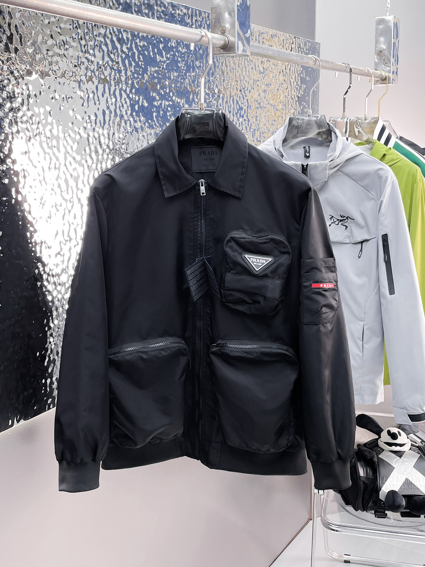 NO:135023,Prada's same model on the official website, released in advance!  SS New Men's Jacket at the Spring Festival, the original single three-standard high-end version!  With hidden hat, customized fabric for counter, high breathability and comfort, impeccable details, brand element design concept, reflecting high quality. The feel is delicate and soft!  It is casually cut, with a great upper body style!  The number of code M~3XL, the maximum wear is 195 catties.,,prada, jackets & coats, jackets & coats,hats,alexander wang19860909普拉达 官网同款,提前发售！ss开春新款男士夹克外套,原单三标齐全高端版本！带隐藏帽,专柜定制面料 透气舒适度高,细节无可挑剔,品牌元素设计理念,体现高品质.手感细腻柔软！呈现休闲裁剪,上身版型超赞！码数M～3XL,最大穿195斤.,,prada,jackets & coats,jackets & coats,hats,alexander wang,Men's clothing