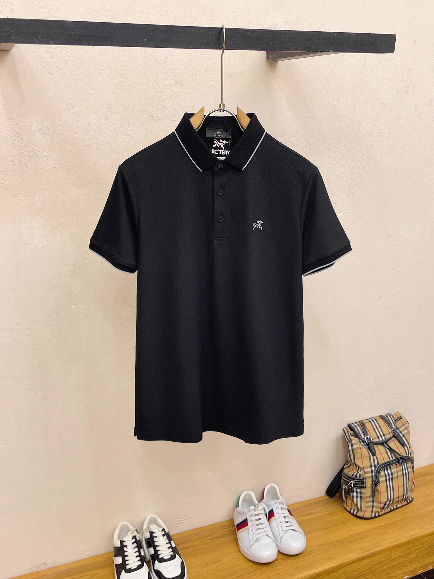 NO:948492,Arc'teryx 2026ss summer new letter logo men's lapel Polo shirt!  Classic business men's style, the ceiling-level business men's style of high-end men's clothing!  Simple and fashionable yet elegant, it looks great when worn alone, and the quality/details control can be taken away with your eyes closed. It is low-key, luxurious and connotative!  The custom-woven mesh pique cotton fabric is carefully made. The surface of the fabric is evenly arranged with a neat mesh texture. It has excellent breathability and heat dissipation and perspiration. The upper body comfort is completely better than ordinary single-sided jersey tissue!  The classic brand LOGO on the chest is made with top-notch craftsmanship. The LOGO is three-dimensional, clear and full, and has extraordinary texture. Whether it is worn as an inner layer or worn alone, it is a classic product!  The exquisite tailoring process, every detail is handled very standard and delicately, which cannot be compared with other low-low products on the market. It is recommended as a must-have basic and versatile Polo shirt for men!  Various colors, sizes M-3XL, arc'teryx,19860909始祖鸟 2026ss夏季新款字母logo男士翻领Polo衫！经典商务男款,高端男装的天花板级别的商务男款！简约时尚大气不失优雅,单穿内搭体面过人,品质控/细节控的闭眼带走,低调又奢华有内涵！ 客供定织网眼珠地棉布精心制成,面料表面排列均匀整齐的网眼纹理,透气性和散热排汗性极佳,上身舒适程度完全优于普通单面汗布组织！胸前经典的品牌LOGO标识,采用顶级工艺打造,LOGO立体清晰饱满,质感非凡的特质,无论是内搭还是单穿都是一款经典领域的产品！精妙绝伦的裁剪工艺,每一个细节处理的非常标准细腻,非市面一般LOW货可以媲美的,男士必入基础百搭款Polo衫推荐！ 颜色多颜色 尺码M-3XL,arc'teryx,,Men's clothing