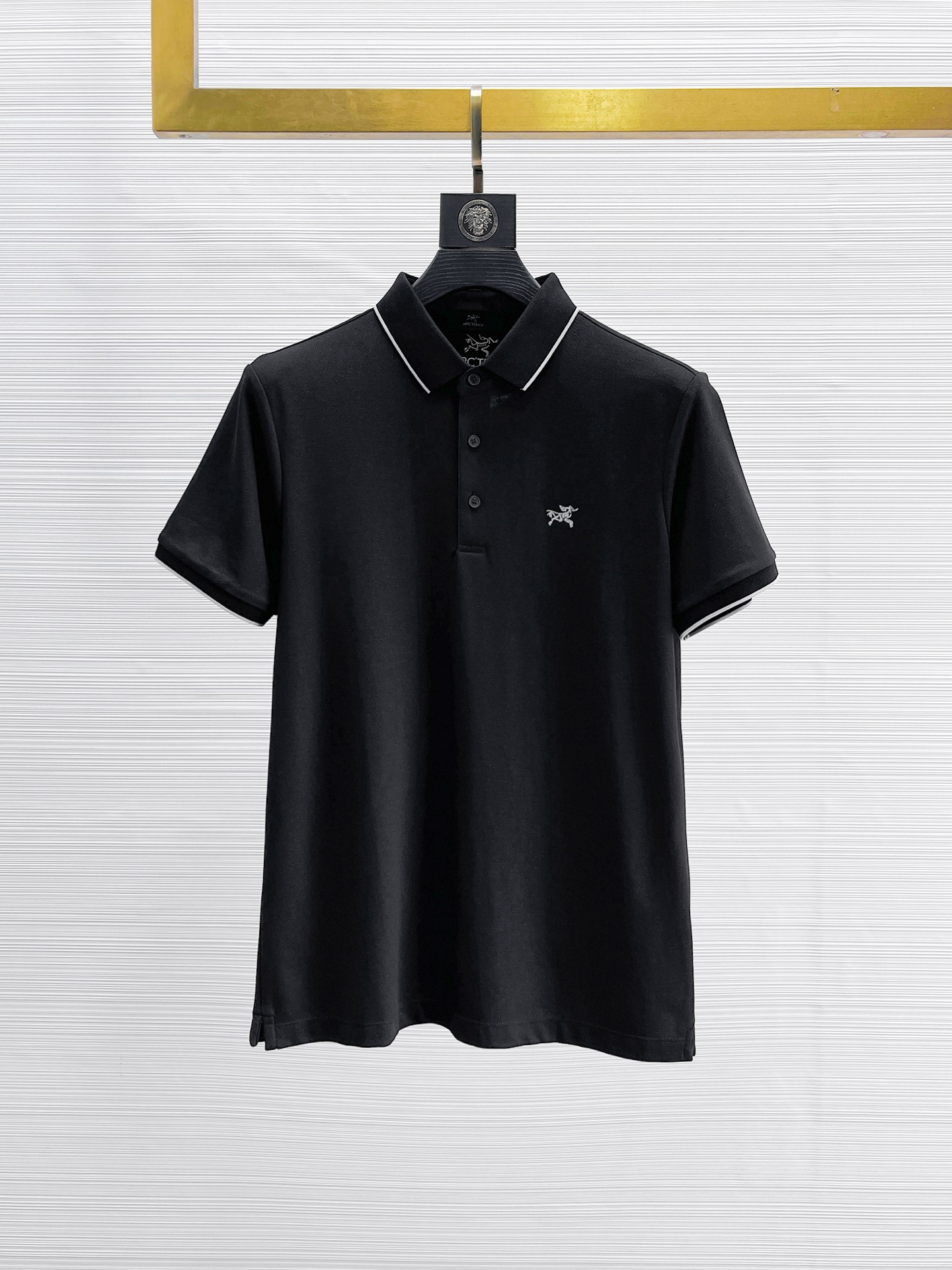 NO:935330,Arc'teryx 2026ss summer new letter logo men's lapel Polo shirt!  Classic business men's style, the ceiling-level business men's style of high-end men's clothing!  Simple and fashionable yet elegant, it looks great when worn alone, and the quality/details control can be taken away with your eyes closed. It is low-key, luxurious and connotative!  The custom-woven mesh pique cotton fabric supplied by the customer is carefully made. The mesh texture is evenly arranged on the surface of the fabric. It has excellent breathability and heat dissipation and perspiration. The upper body comfort is completely better than ordinary single-sided jersey tissue!  The classic brand LOGO on the chest is made with top-notch craftsmanship. The LOGO is three-dimensional, clear and full, and has extraordinary texture. Whether it is worn as an inner layer or worn alone, it is a classic product!  The exquisite tailoring process, every detail is handled very standard and delicately, which cannot be compared with other low-end products on the market. It is a must-have basic and versatile Polo shirt for men!  Various colors, sizes M-3xl, arc'teryx,19860909始祖鸟 2026ss夏季新款字母logo男士翻领Polo衫！经典商务男款,高端男装的天花板级别的商务男款！简约时尚大气不失优雅,单穿内搭体面过人,品质控/细节控的闭眼带走,低调又奢华有内涵！ 客供定织网眼珠地棉布精心制成,面料表面排列均匀整齐的网眼纹理,透气性和散热排汗性极佳,上身舒适程度完全优于普通单面汗布组织！胸前经典的品牌LOGO标识,采用顶级工艺打造,LOGO立体清晰饱满,质感非凡的特质,无论是内搭还是单穿都是一款经典领域的产品！精妙绝伦的裁剪工艺,每一个细节处理的非常标准细腻,非市面一般LOW货可以媲美的,男士必入基础百搭款Polo衫推荐！ 颜色多颜色 尺码M-3xl,arc'teryx,,Men's clothing
