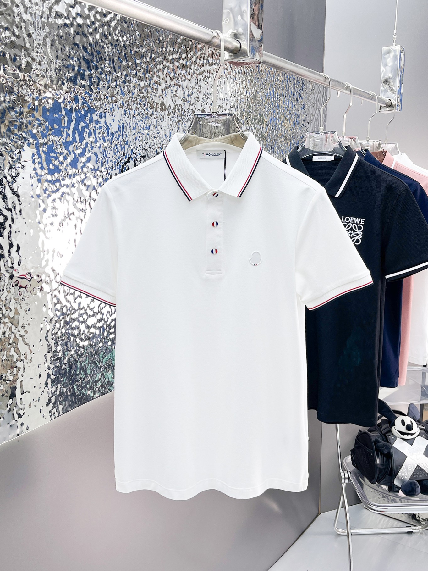 NO:139119,The 2025ss summer new letter logo men's lapel Polo shirt!  Classic business men's style, high-end men's style at the ceiling level of business men's style!  Simple, fashionable and elegant, single-wearing inner wear is decent, quality control/detail control takes away, low-key, luxurious and connotative!  Customer-supplied fixed mesh flooring cotton cloth is carefully made, the surface of the fabric is evenly arranged and neatly arranged, with excellent breathability and heat dissipation and sweat resistance, and the comfort level of the upper body is completely better than that of ordinary single-sided sweat cloth tissue!  The classic brand LOGO logo on the chest is created with top-level craftsmanship. The LOGO has three-dimensional, clear and full texture, and is an extraordinary product in the classic field whether it is inner wear or single wear!  The exquisite cutting process, the processing of every detail is very standard and delicate, and it is comparable to that of ordinary LOW products on the market. Men must enter the basic versatile Polo shirts!  Multi-color Size M-4xl, Moncler, alexander wang19860909蒙口 2025ss夏季新款字母logo男士翻领Polo衫！经典商务男款,高端男装的天花板级别的商务男款！简约时尚大气不失优雅,单穿内搭体面过人,品质控/细节控的闭眼带走,低调又奢华有内涵！ 客供定织网眼珠地棉布精心制成,面料表面排列均匀整齐的网眼纹理,透气性和散热排汗性极佳,上身舒适程度完全优于普通单面汗布组织！胸前经典的品牌LOGO标识,采用顶级工艺打造,LOGO立体清晰饱满,质感非凡的特质,无论是内搭还是单穿都是一款经典领域的产品！精妙绝伦的裁剪工艺,每一个细节处理的非常标准细腻,非市面一般LOW货可以媲美的,男士必入基础百搭款Polo衫推荐！ 颜色多颜色 尺码M-4xl,,Moncler,alexander wang,Men's clothing