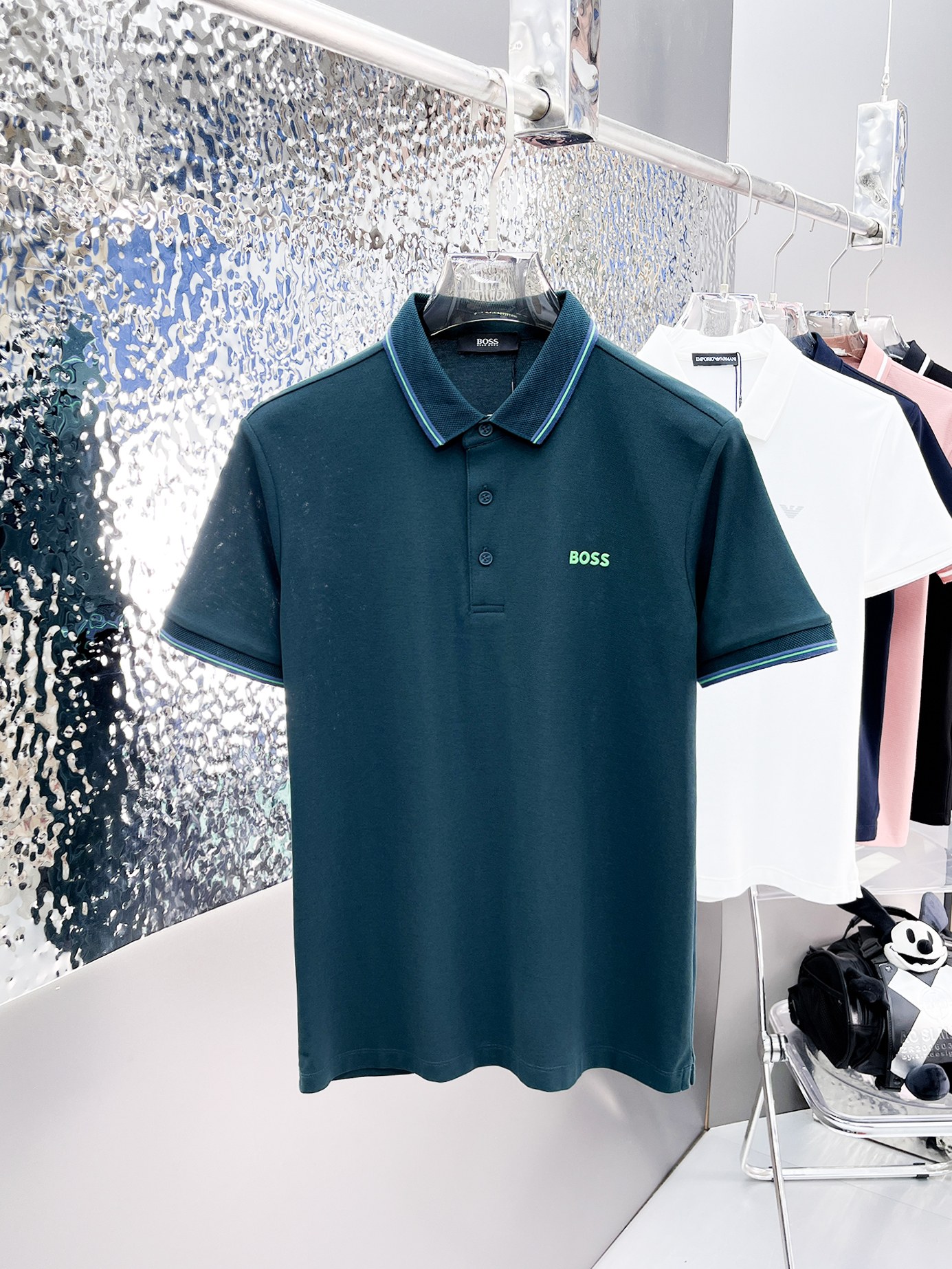 NO:139078,BOSS 2025ss summer new letter logo men's lapel Polo shirt!  Classic business men's style, high-end men's style at the ceiling level of business men's style!  Simple, fashionable and elegant, single-wearing inner wear is decent, quality control/detail control takes away, low-key, luxurious and connotative!  Customer-supplied fixed mesh flooring cotton cloth is carefully made, the surface of the fabric is evenly arranged and neatly arranged, with excellent breathability and heat dissipation and sweat resistance, and the comfort level of the upper body is completely better than that of ordinary single-sided sweat cloth tissue!  The classic brand LOGO logo on the chest is created with top-level craftsmanship. The LOGO has three-dimensional, clear and full texture, and is an extraordinary product in the classic field whether it is inner wear or single wear!  The exquisite cutting process, the processing of every detail is very standard and delicate, and it is comparable to that of ordinary LOW products on the market. Men must enter the basic versatile Polo shirts!  Multi-color Size M-4xl, alexander wang19860909BOSS 2025ss夏季新款字母logo男士翻领Polo衫！经典商务男款,高端男装的天花板级别的商务男款！简约时尚大气不失优雅,单穿内搭体面过人,品质控/细节控的闭眼带走,低调又奢华有内涵！ 客供定织网眼珠地棉布精心制成,面料表面排列均匀整齐的网眼纹理,透气性和散热排汗性极佳,上身舒适程度完全优于普通单面汗布组织！胸前经典的品牌LOGO标识,采用顶级工艺打造,LOGO立体清晰饱满,质感非凡的特质,无论是内搭还是单穿都是一款经典领域的产品！精妙绝伦的裁剪工艺,每一个细节处理的非常标准细腻,非市面一般LOW货可以媲美的,男士必入基础百搭款Polo衫推荐！ 颜色多颜色 尺码M-4xl,,alexander wang,Men's clothing