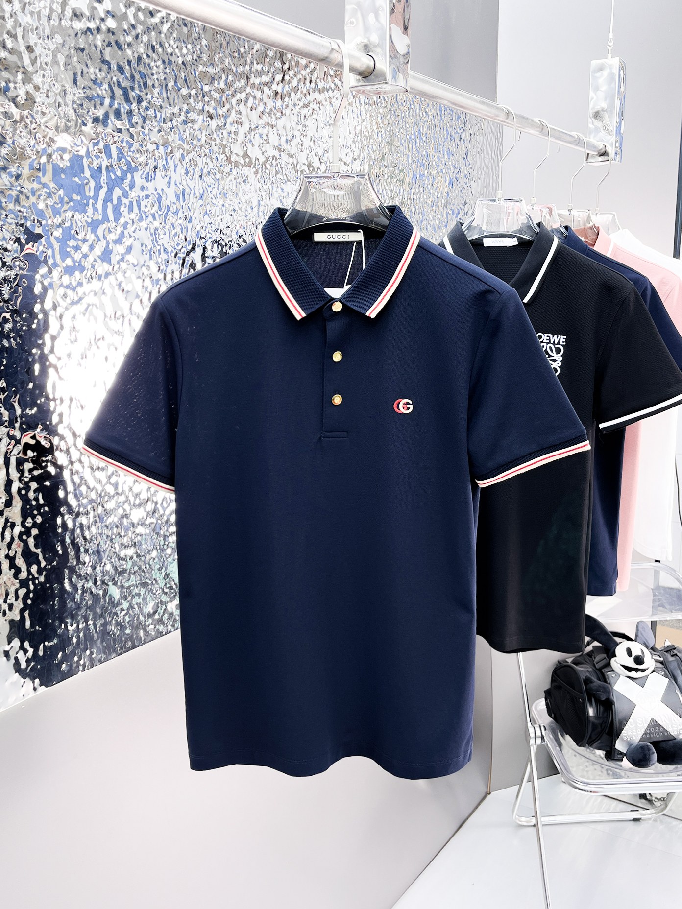 NO:139083,Guqi 2025ss summer new letter logo men's lapel Polo shirt!  Classic business men's style, high-end men's style at the ceiling level of business men's style!  Simple, fashionable and elegant, single-wearing inner wear is decent, quality control/detail control takes away, low-key, luxurious and connotative!  Customer-supplied fixed mesh flooring cotton cloth is carefully made, the surface of the fabric is evenly arranged and neatly arranged, with excellent breathability and heat dissipation and sweat resistance, and the comfort level of the upper body is completely better than that of ordinary single-sided sweat cloth tissue!  The classic brand LOGO logo on the chest is created with top-level craftsmanship. The LOGO has three-dimensional, clear and full texture, and is an extraordinary product in the classic field whether it is inner wear or single wear!  The exquisite cutting process, the processing of every detail is very standard and delicate, and it is comparable to that of ordinary LOW products on the market. Men must enter the basic versatile Polo shirts!  Multi-color Size M-4xl, alexander wang19860909古奇 2025ss夏季新款字母logo男士翻领Polo衫！经典商务男款,高端男装的天花板级别的商务男款！简约时尚大气不失优雅,单穿内搭体面过人,品质控/细节控的闭眼带走,低调又奢华有内涵！ 客供定织网眼珠地棉布精心制成,面料表面排列均匀整齐的网眼纹理,透气性和散热排汗性极佳,上身舒适程度完全优于普通单面汗布组织！胸前经典的品牌LOGO标识,采用顶级工艺打造,LOGO立体清晰饱满,质感非凡的特质,无论是内搭还是单穿都是一款经典领域的产品！精妙绝伦的裁剪工艺,每一个细节处理的非常标准细腻,非市面一般LOW货可以媲美的,男士必入基础百搭款Polo衫推荐！ 颜色多颜色 尺码M-4xl,,alexander wang,Men's clothing