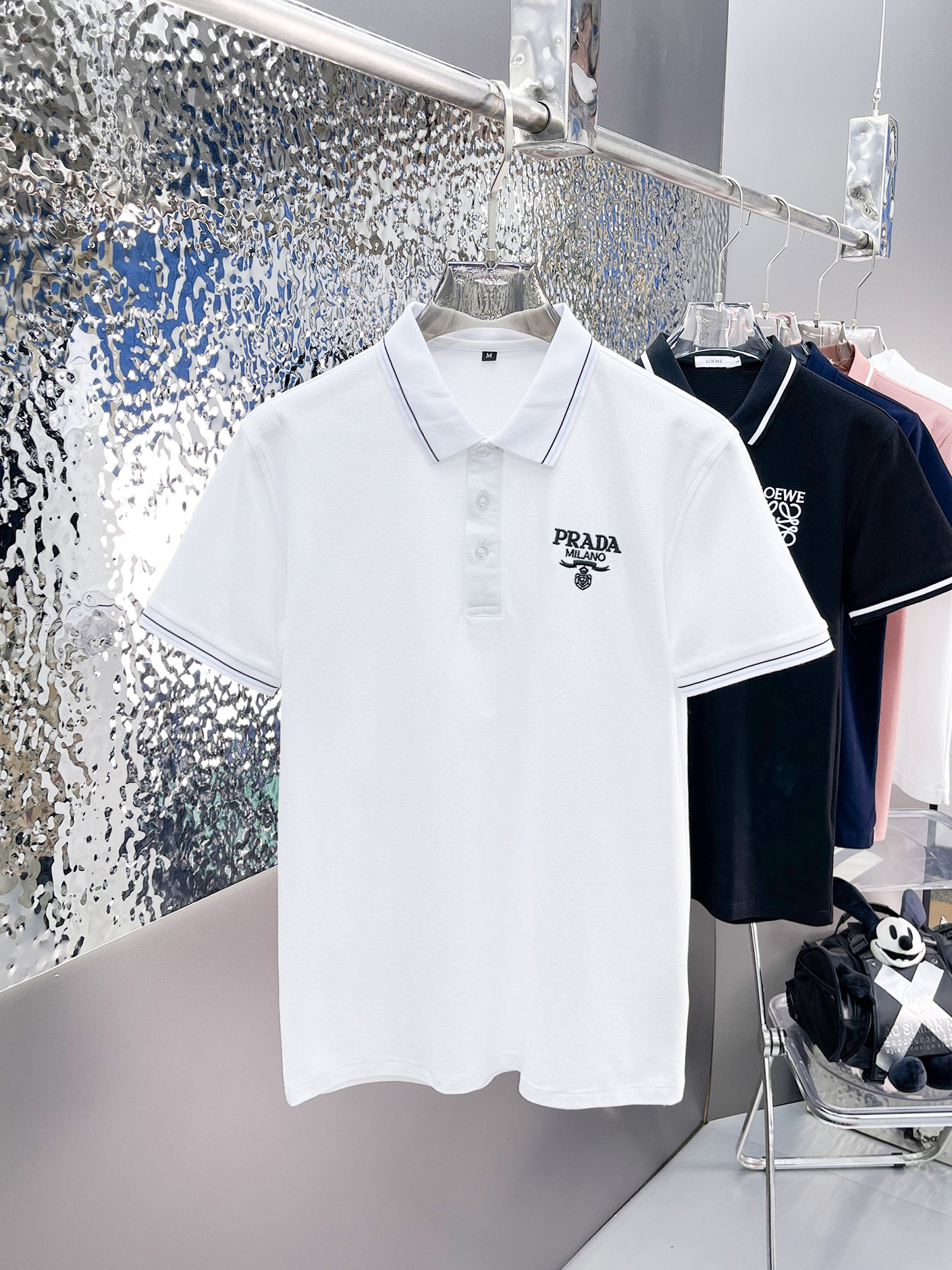 NO:139088,Prada 2025ss summer new letter logo men's lapel Polo shirt!  Classic business men's style, high-end men's style at the ceiling level of business men's style!  Simple, fashionable and elegant, single-wearing inner wear is decent, quality control/detail control takes away, low-key, luxurious and connotative!  Customer-supplied fixed mesh flooring cotton cloth is carefully made, the surface of the fabric is evenly arranged and neatly arranged, with excellent breathability and heat dissipation and sweat resistance, and the comfort level of the upper body is completely better than that of ordinary single-sided sweat cloth tissue!  The classic brand LOGO logo on the chest is created with top-level craftsmanship. The LOGO has three-dimensional, clear and full texture, and is an extraordinary product in the classic field whether it is inner wear or single wear!  The exquisite cutting process, the processing of every detail is very standard and delicate, and it is comparable to that of ordinary LOW products on the market. Men must enter the basic versatile Polo shirts!  Multi-color Size M- 3xl, prada,alexander wang19860909普拉达 2025ss夏季新款字母logo男士翻领Polo衫！经典商务男款,高端男装的天花板级别的商务男款！简约时尚大气不失优雅,单穿内搭体面过人,品质控/细节控的闭眼带走,低调又奢华有内涵！ 客供定织网眼珠地棉布精心制成,面料表面排列均匀整齐的网眼纹理,透气性和散热排汗性极佳,上身舒适程度完全优于普通单面汗布组织！胸前经典的品牌LOGO标识,采用顶级工艺打造,LOGO立体清晰饱满,质感非凡的特质,无论是内搭还是单穿都是一款经典领域的产品！精妙绝伦的裁剪工艺,每一个细节处理的非常标准细腻,非市面一般LOW货可以媲美的,男士必入基础百搭款Polo衫推荐！ 颜色多颜色 尺码M- 3xl,,prada,alexander wang,Men's clothing